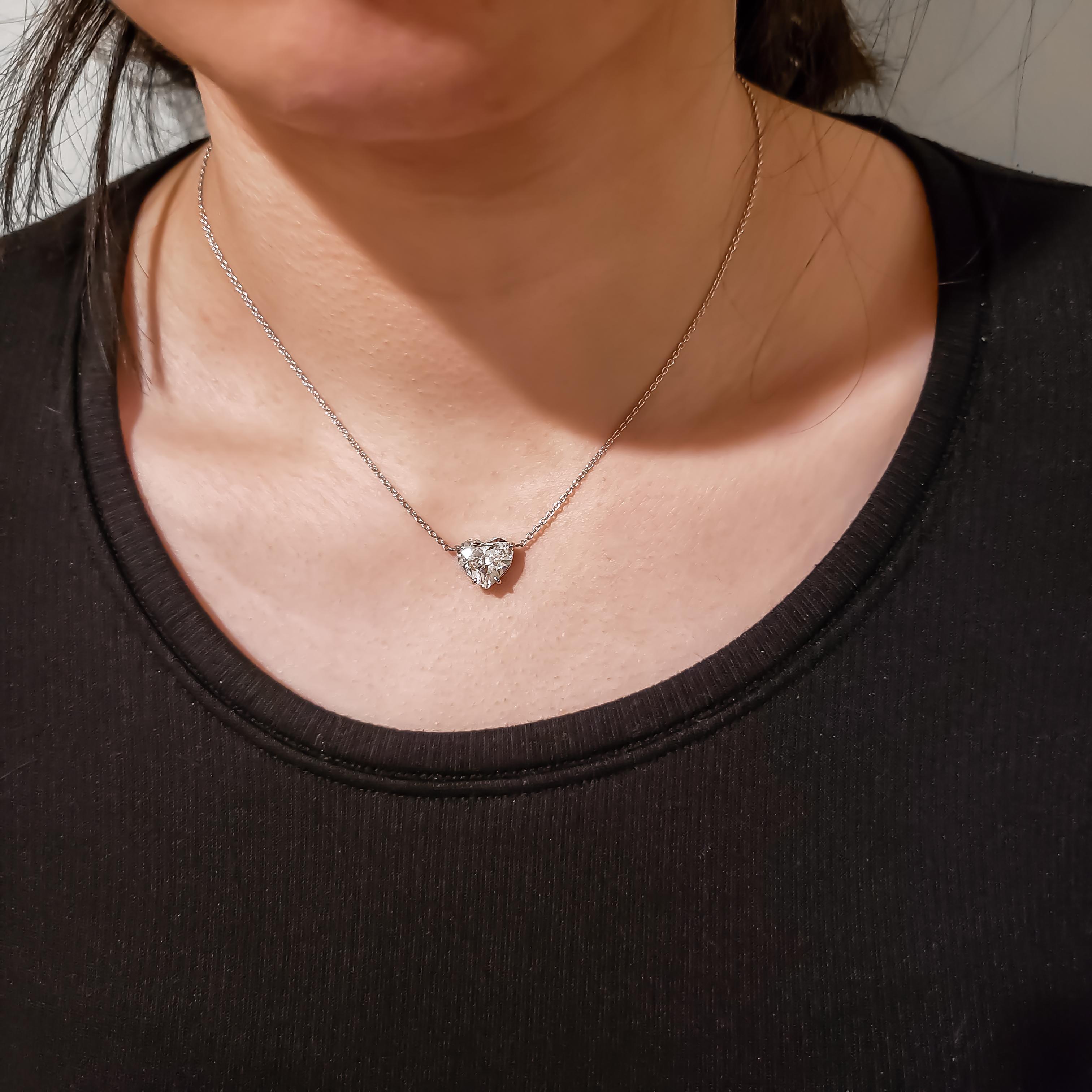 Collier à pendentif solitaire en forme de cœur avec diamants de 1,36 carat Neuf - En vente à New York, NY