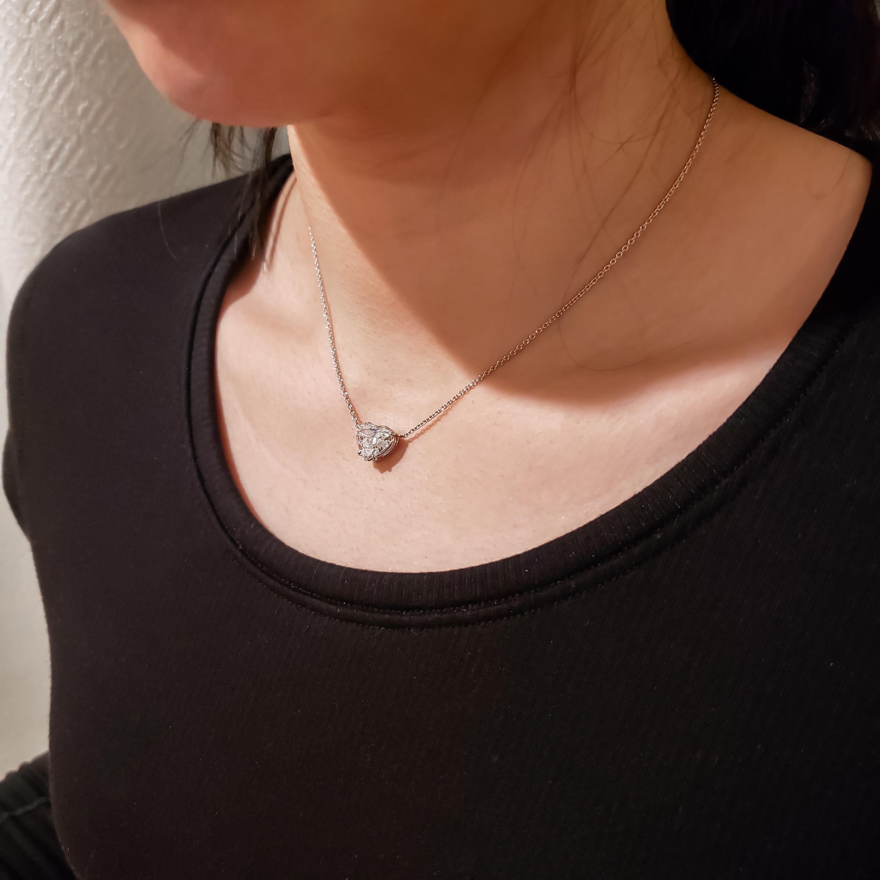 Collier à pendentif solitaire en forme de cœur avec diamants de 1,36 carat Pour femmes en vente
