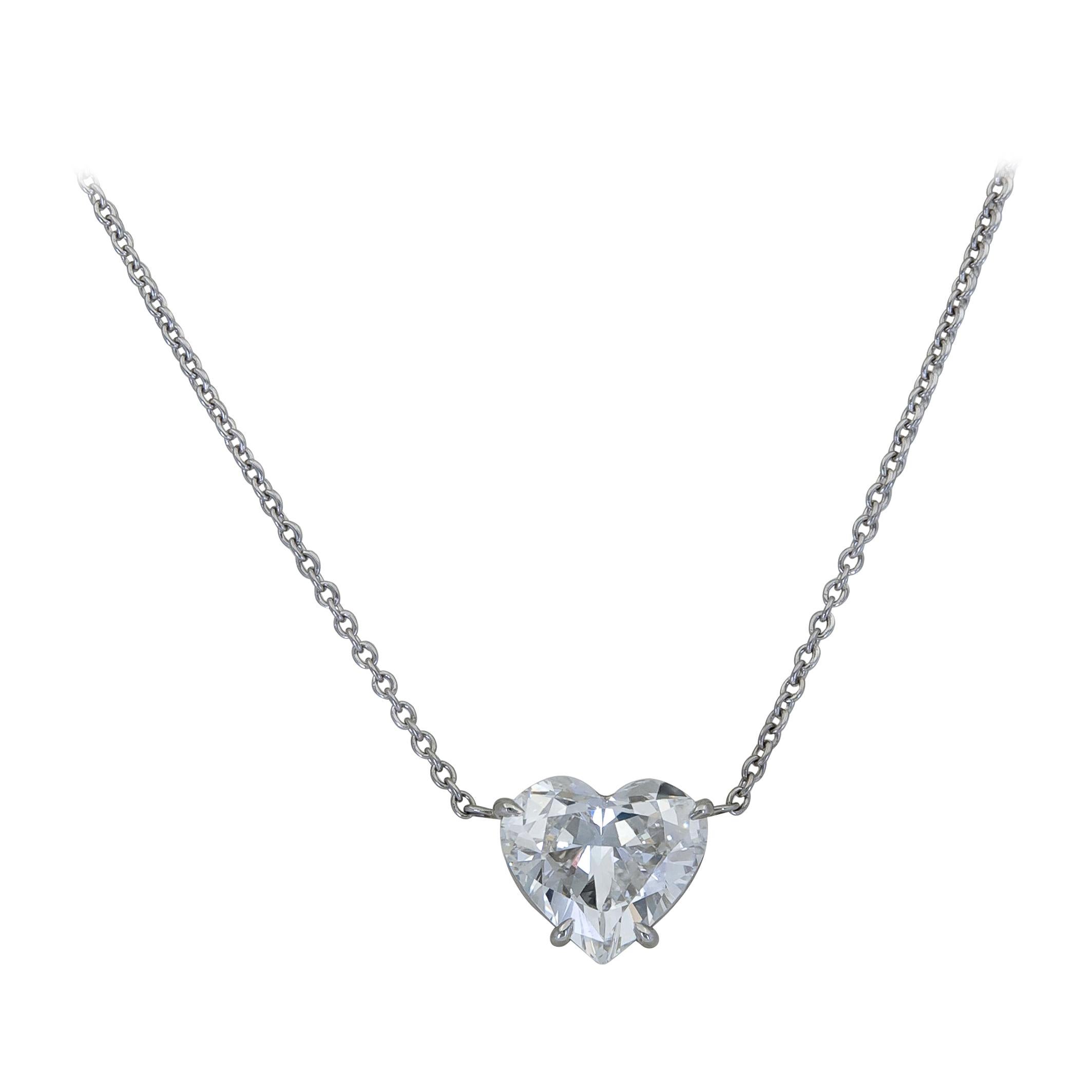 Collier à pendentif solitaire en forme de cœur avec diamants de 1,36 carat en vente