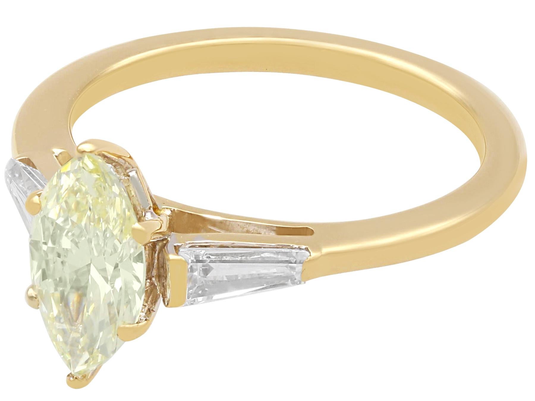 Une bague solitaire en or jaune 18 carats et diamant marquise jaune clair de 1,36 carat, qui fait partie de notre gamme variée de bijoux en diamant.

Cette magnifique bague de fiançailles contemporaine a été réalisée en or jaune 18 carats.

La