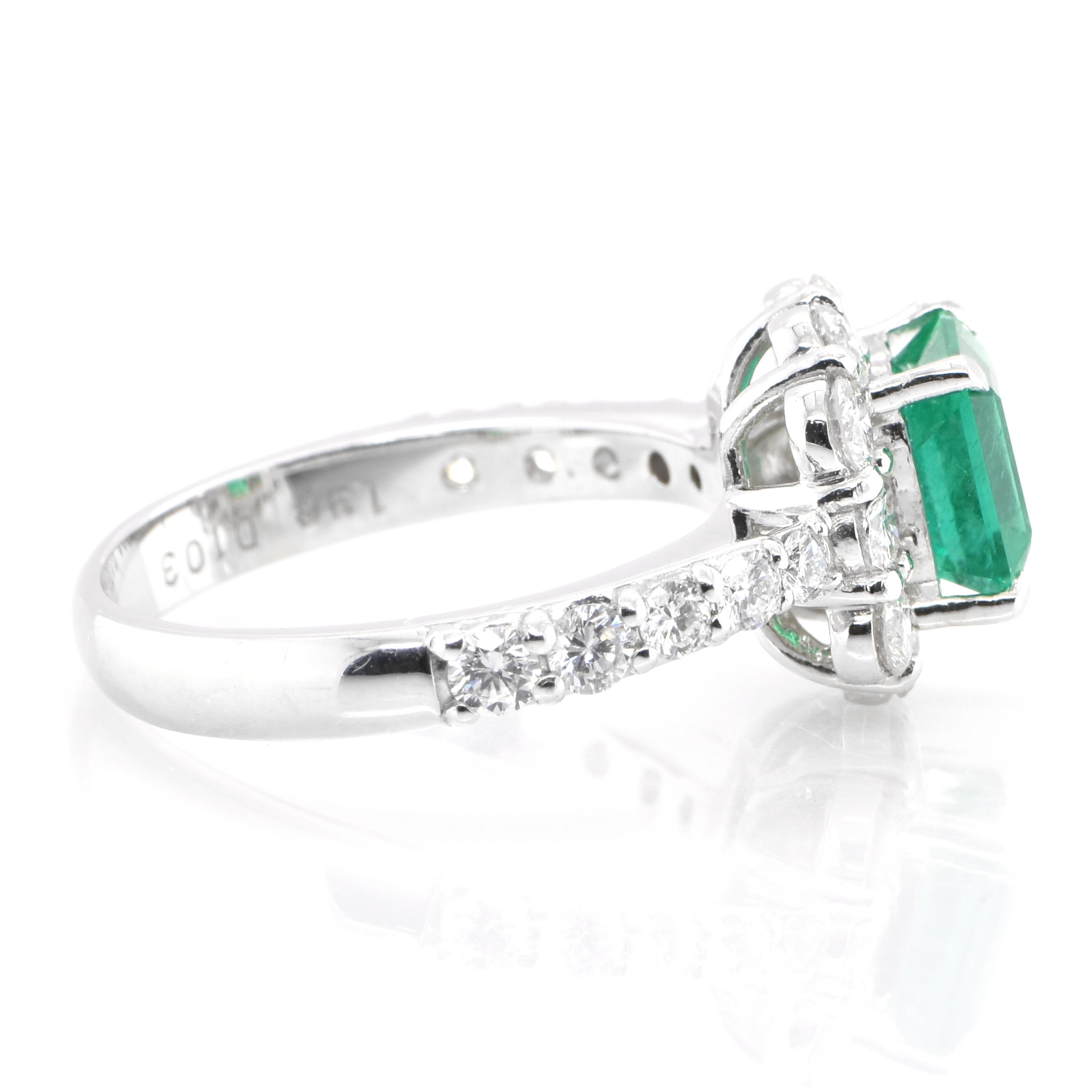 1.36 Carat Natural Colombian, Vivid Green Emerald Halo Ring Set in Platinum In New Condition In Tokyo, JP
