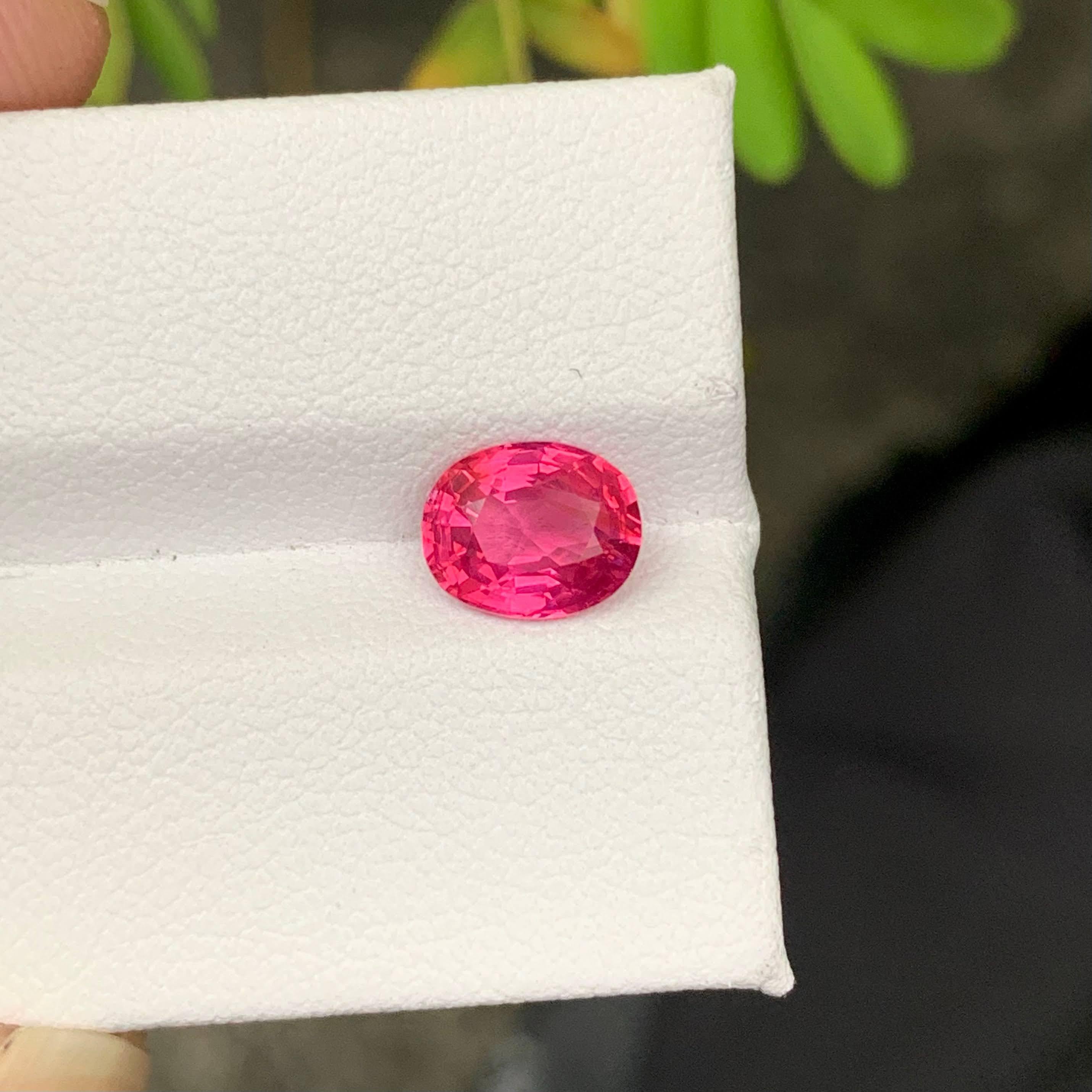 Peso 1,36 carati 
Dimensioni 7,6x3,82x6,1 mm
Trattamento Nessuno 
Origine Tanzania 
Chiarezza VVS 
Forma Taglio Ovale 




Questo vibrante spinello rosa caldo naturale da 1,36 carati presenta una tonalità intensa e vivace che attira immediatamente