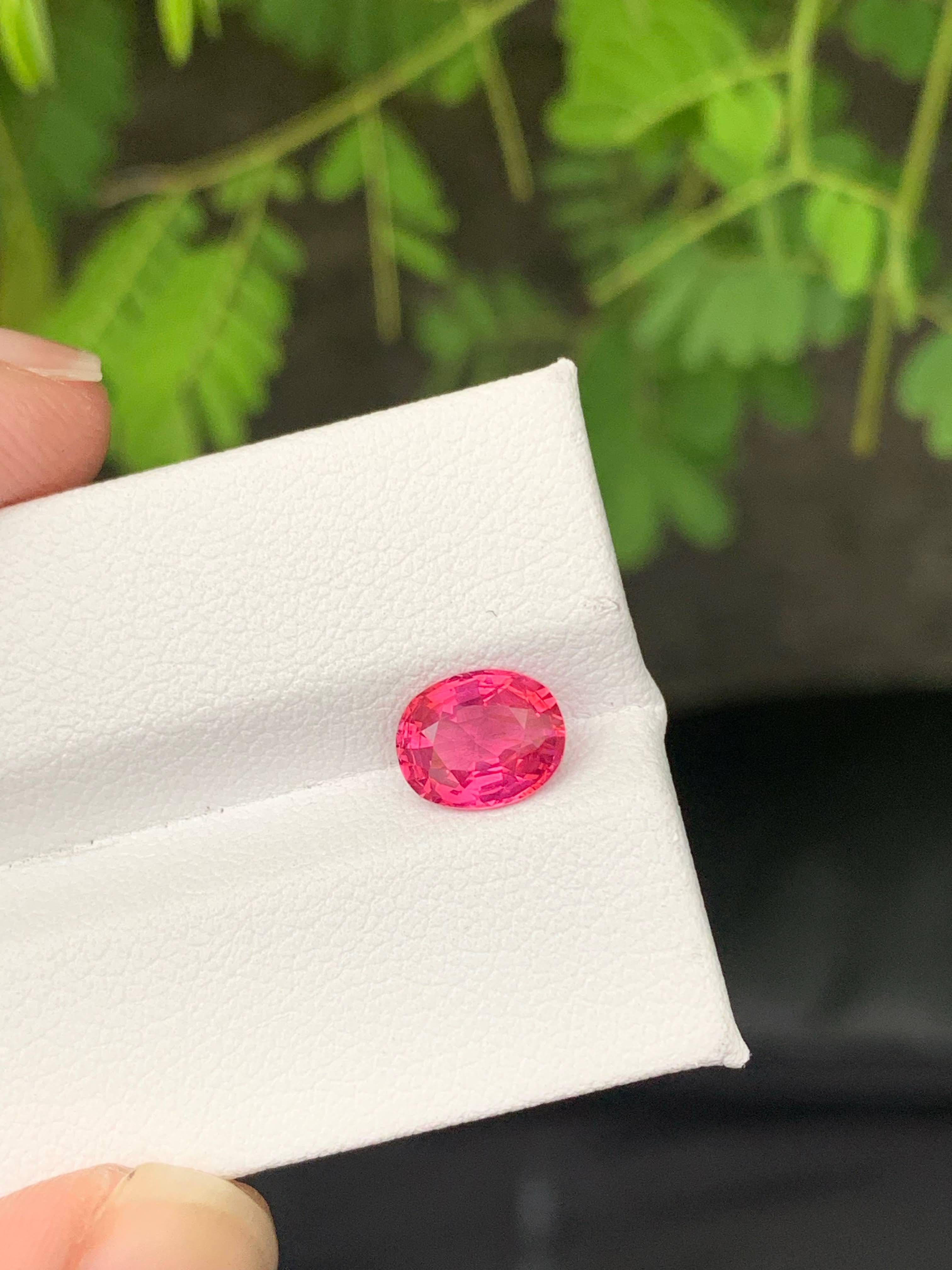 Moderno 1,36 carati di pietra naturale di spinello rosa caldo sfuso con taglio ovale Gemma della Tanzania in vendita