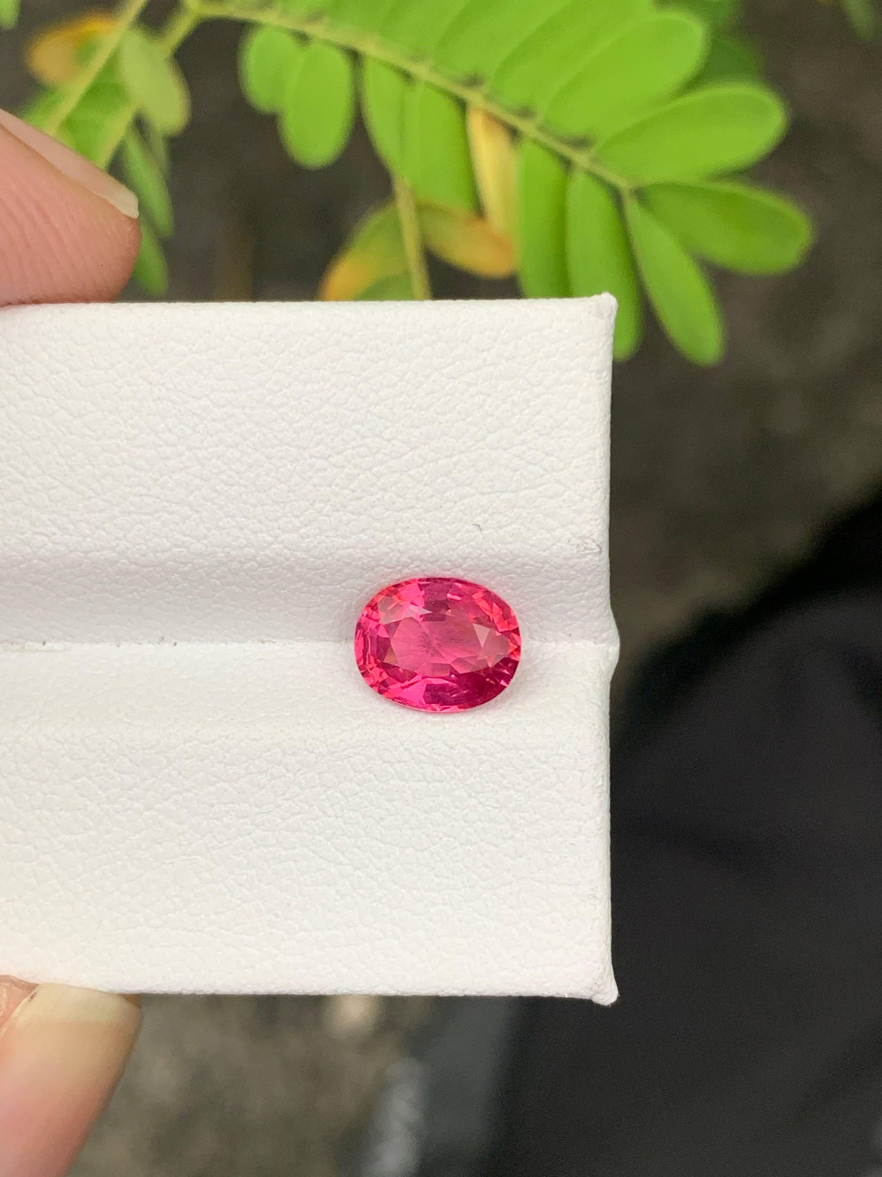 Taglio ovale 1,36 carati di pietra naturale di spinello rosa caldo sfuso con taglio ovale Gemma della Tanzania in vendita