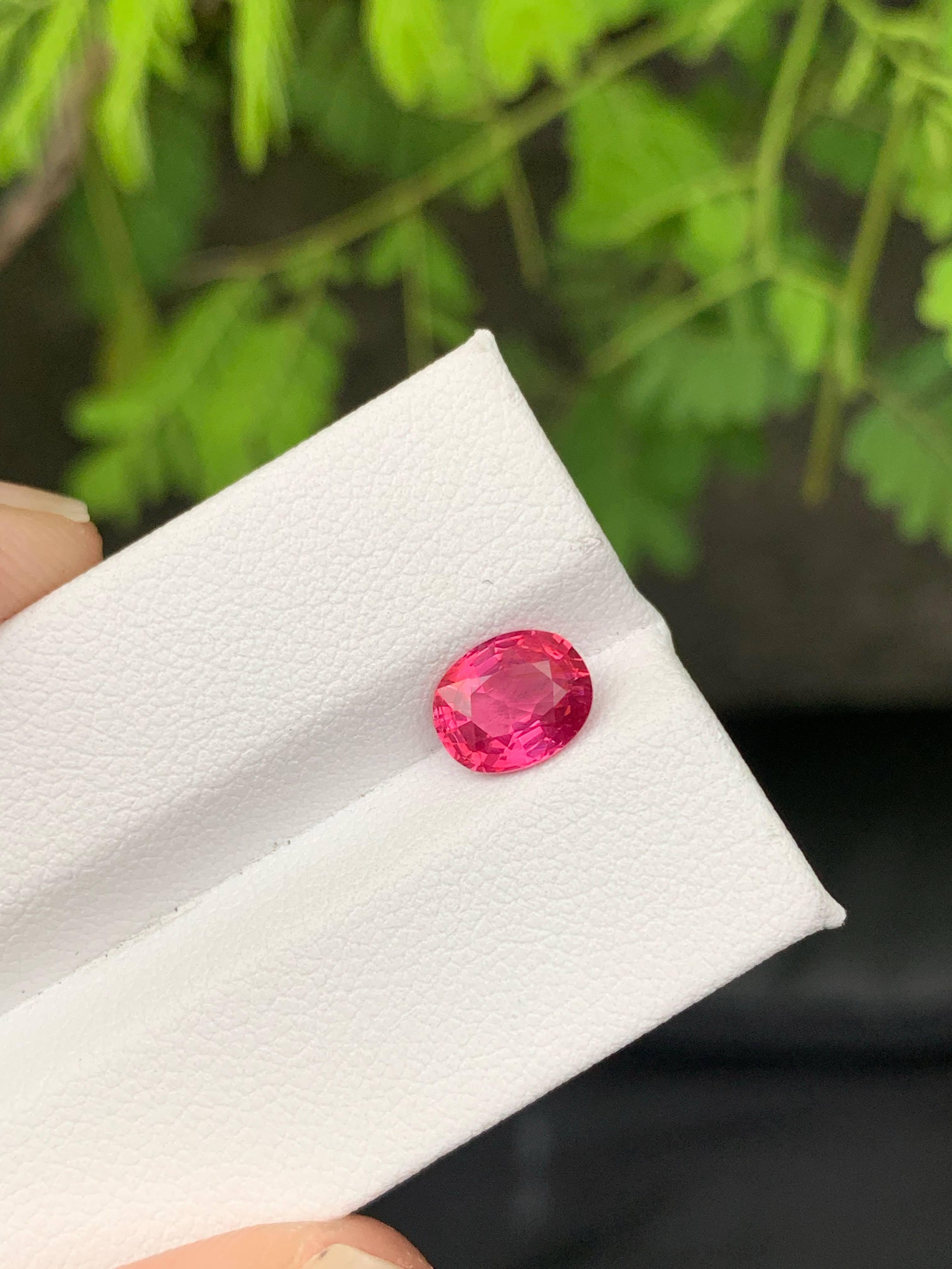 1,36 carati di pietra naturale di spinello rosa caldo sfuso con taglio ovale Gemma della Tanzania In condizioni Nuovo in vendita a Bangkok, TH