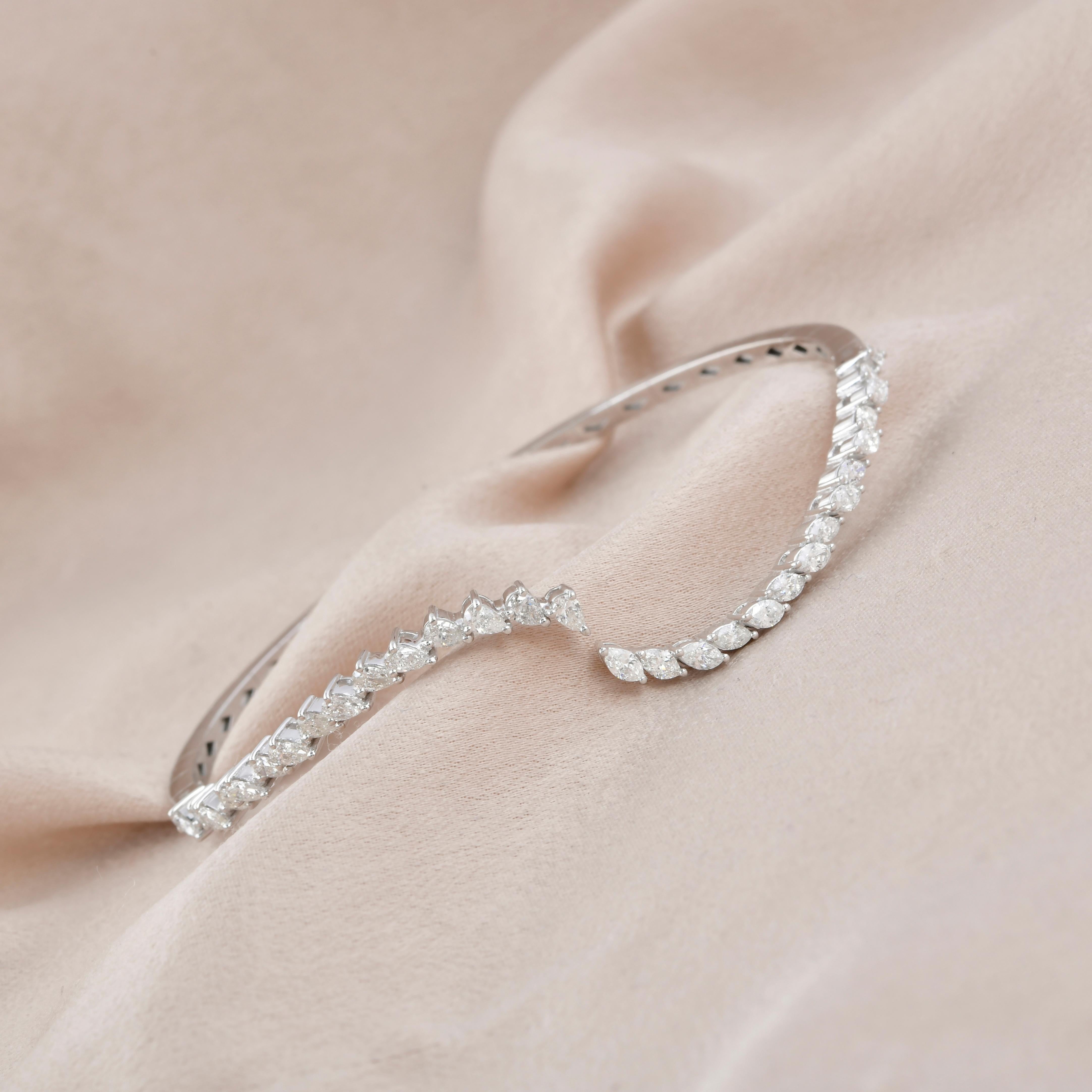 Taille poire 1.36 Carat Pear Diamond Wave Design Bangle Bracelet en or blanc 18 Karat Jewelry en vente