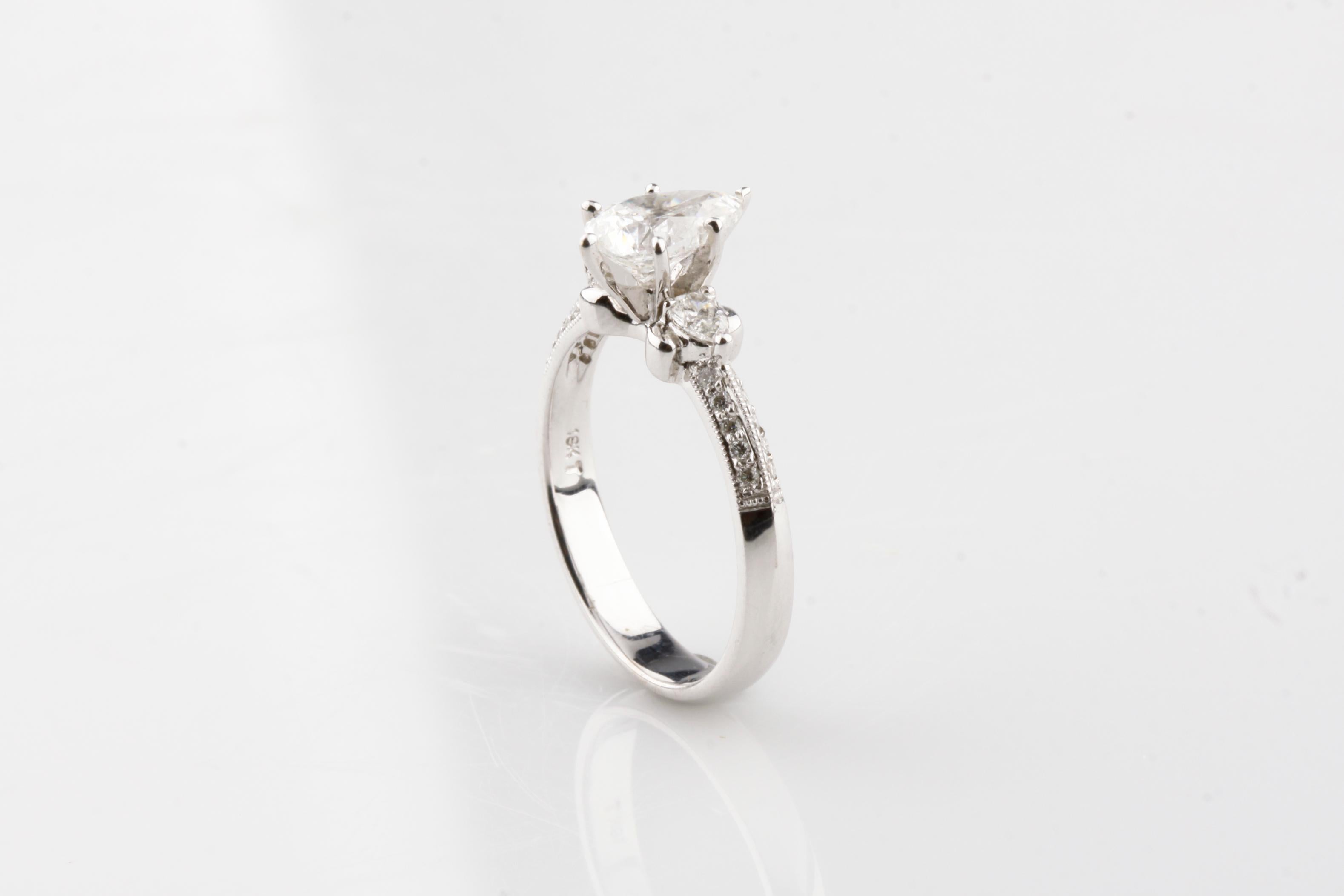 Bague de fiançailles unie en or blanc 18 carats avec diamants en forme de poire de 1,36 carat Bon état - En vente à Sherman Oaks, CA