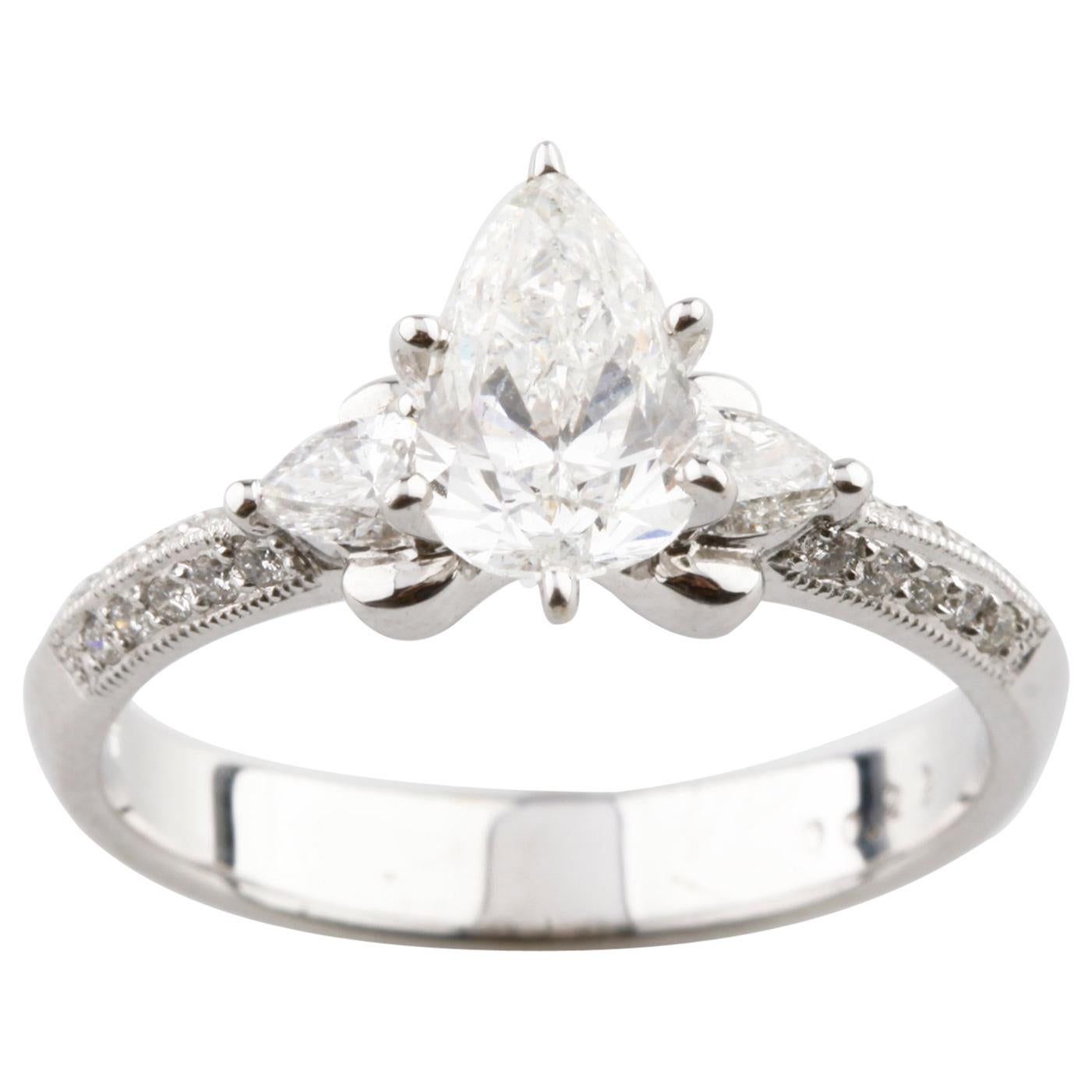 Bague de fiançailles unie en or blanc 18 carats avec diamants en forme de poire de 1,36 carat en vente