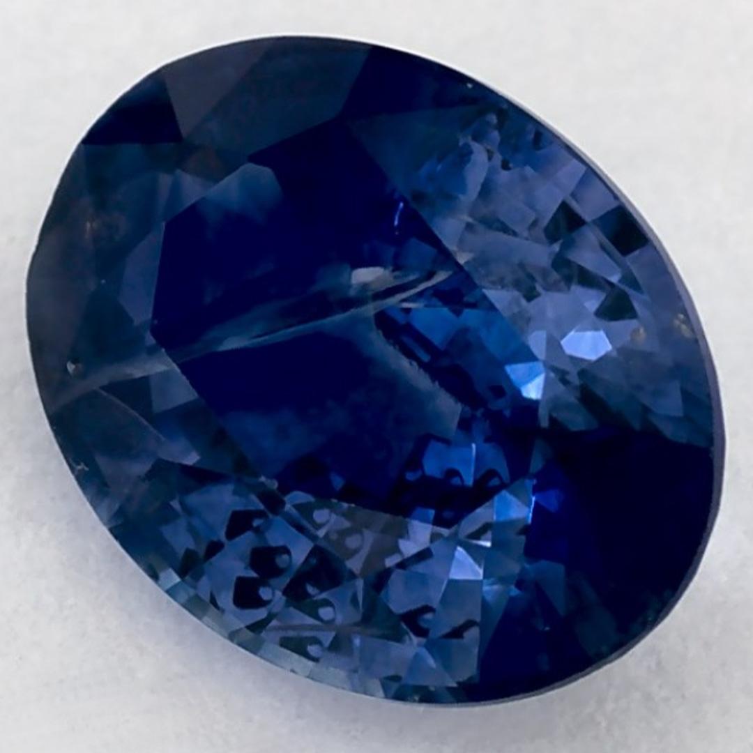 Dieser natürliche blaue Saphir bietet Eleganz und Raffinesse. Mit seiner satten Farbsättigung und seinem präzisen Schliff ist er das perfekte Herzstück für einen Verlobungsring oder ein luxuriöses Schmuckdesign.

Dieser Saphir stammt aus Sri Lanka