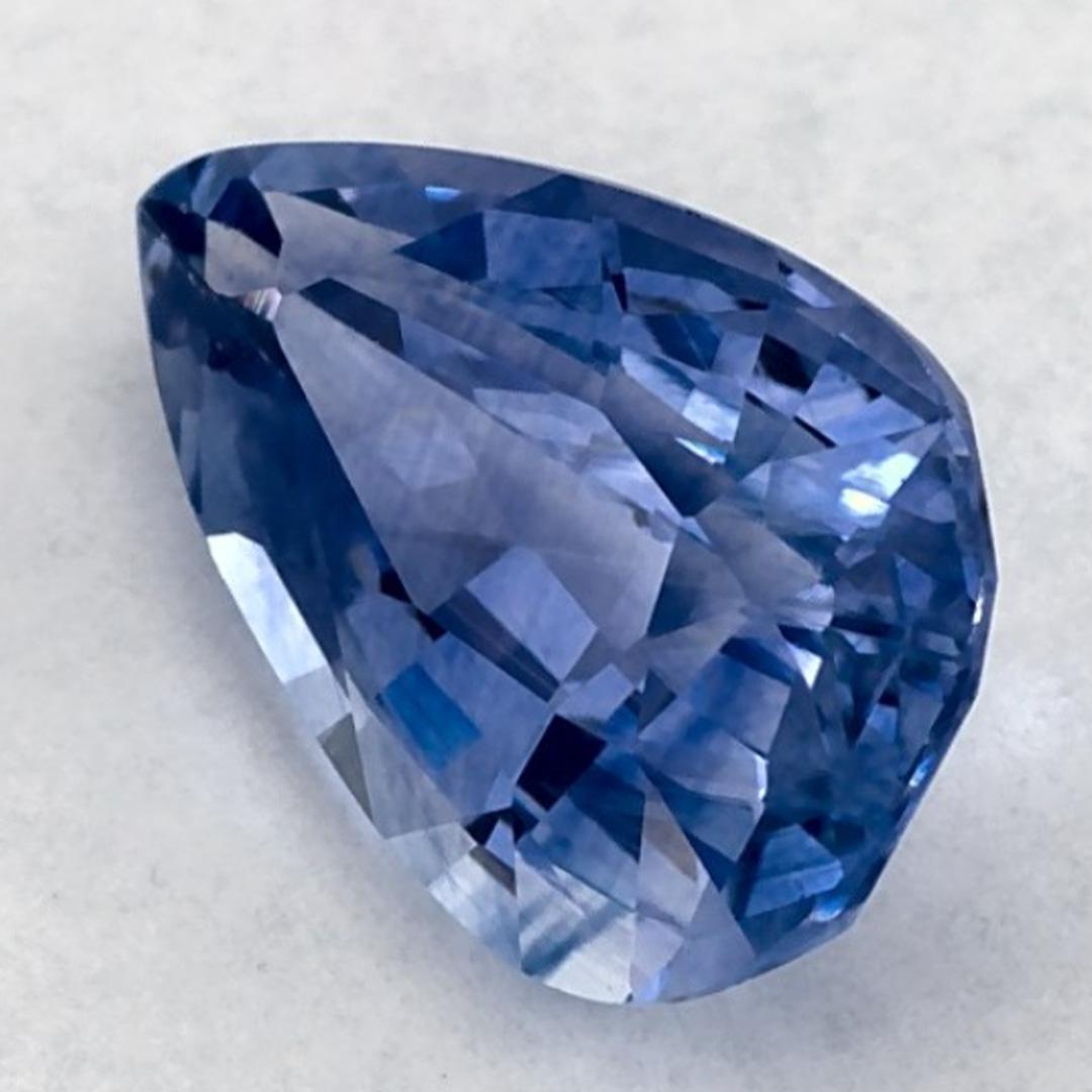Questo zaffiro blu naturale offre eleganza e raffinatezza. Con la sua ricca saturazione del colore e il taglio preciso, è il centro perfetto per un anello di fidanzamento o un design di gioielli di lusso.

Questo zaffiro proviene dallo Sri Lanka