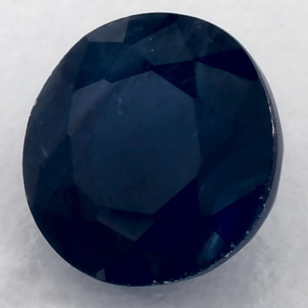 Este zafiro azul natural ofrece elegancia y sofisticación. Con su rica saturación de color y su corte preciso, es la pieza central perfecta para un anillo de compromiso o un diseño de joyería de lujo.

Este zafiro es originario de Sri Lanka
