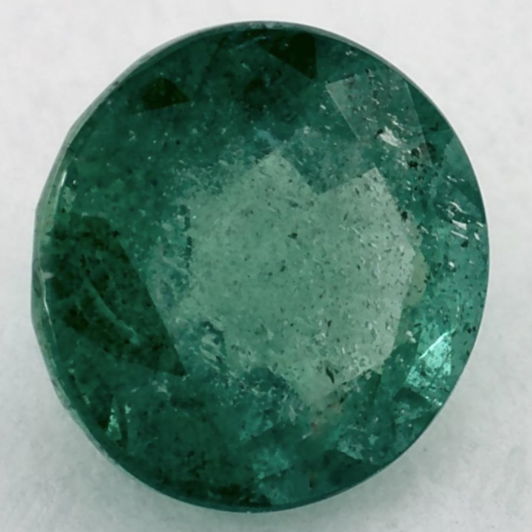 D'un vert éclatant, la pierre de naissance du mois de mai symbolise le renouveau de la croissance printanière. 

Explorez la vibrante collection d'émeraudes, de rubis et de saphirs de notre magasin, disponibles sous forme de pierres précieuses en