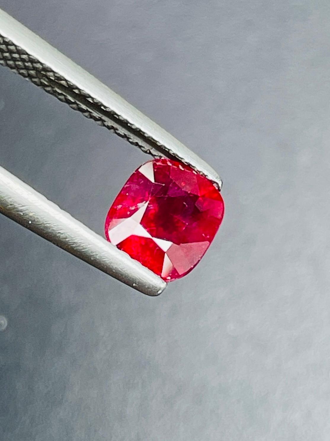 1.36 Ct GIA Certified Natural Unheated Burma Ruby  Pigeon Blood  Color In New Condition For Sale In bangkok, TH