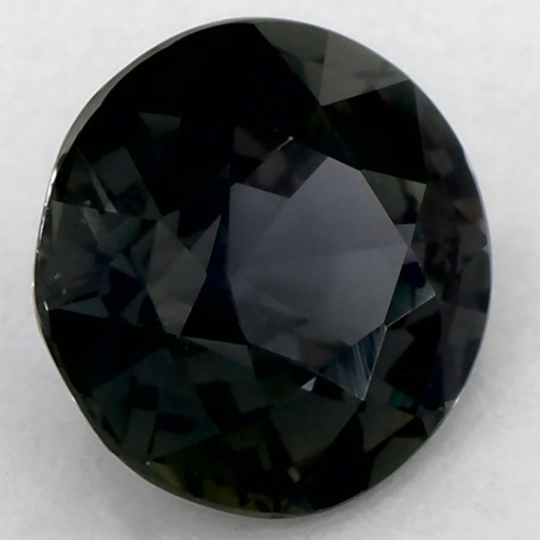 Dieser natürliche grüne Saphir bietet Eleganz und Raffinesse. Mit seiner satten Farbsättigung und seinem präzisen Schliff ist er das perfekte Herzstück für einen Verlobungsring oder ein luxuriöses Schmuckdesign.

Dieser Saphir stammt aus Sri Lanka
