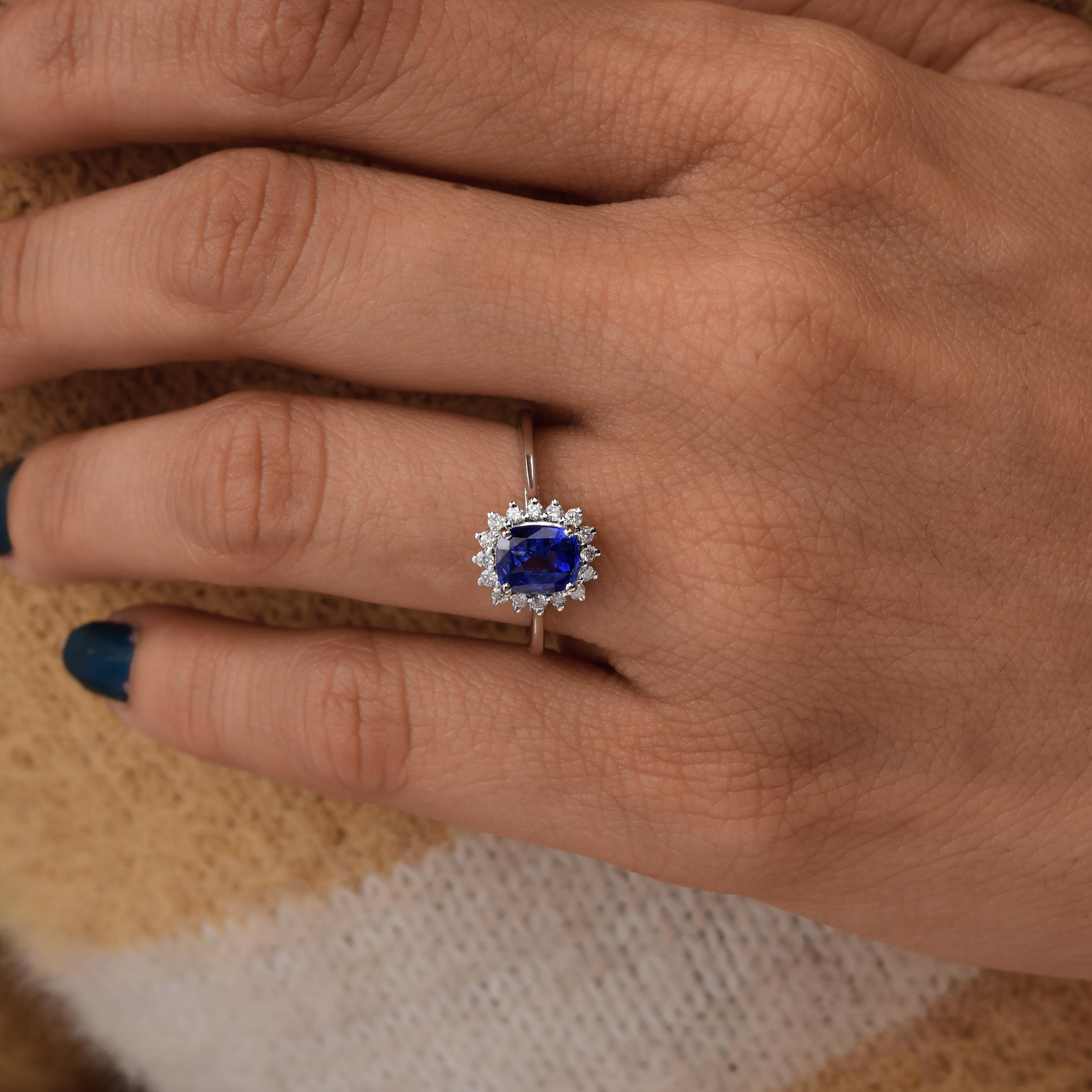 En venta: Anillo de compromiso con halo de diamantes y zafiro azul natural de 1,36 quilates en oro blanco de 18 quilates  2