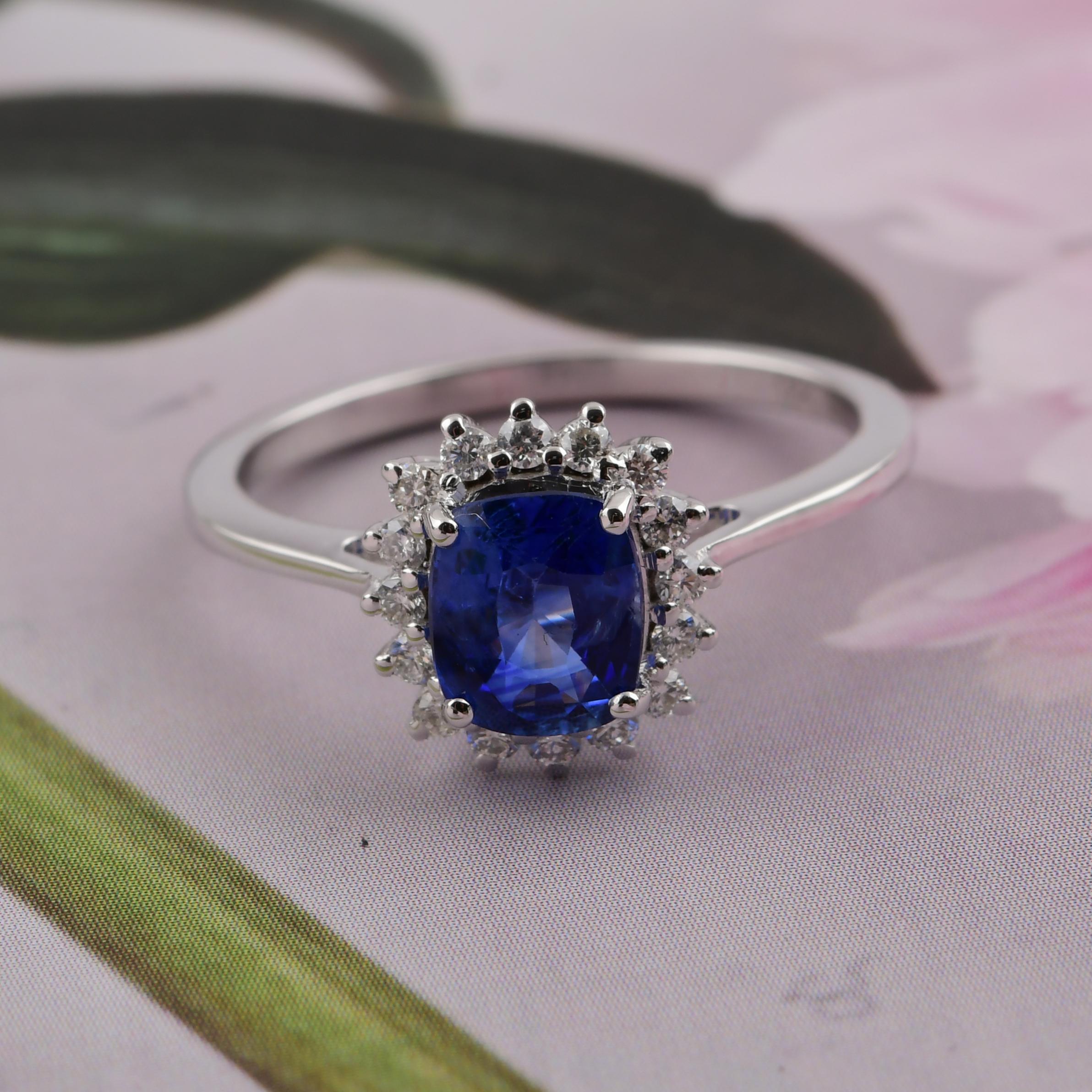 En venta: Anillo de compromiso con halo de diamantes y zafiro azul natural de 1,36 quilates en oro blanco de 18 quilates  5