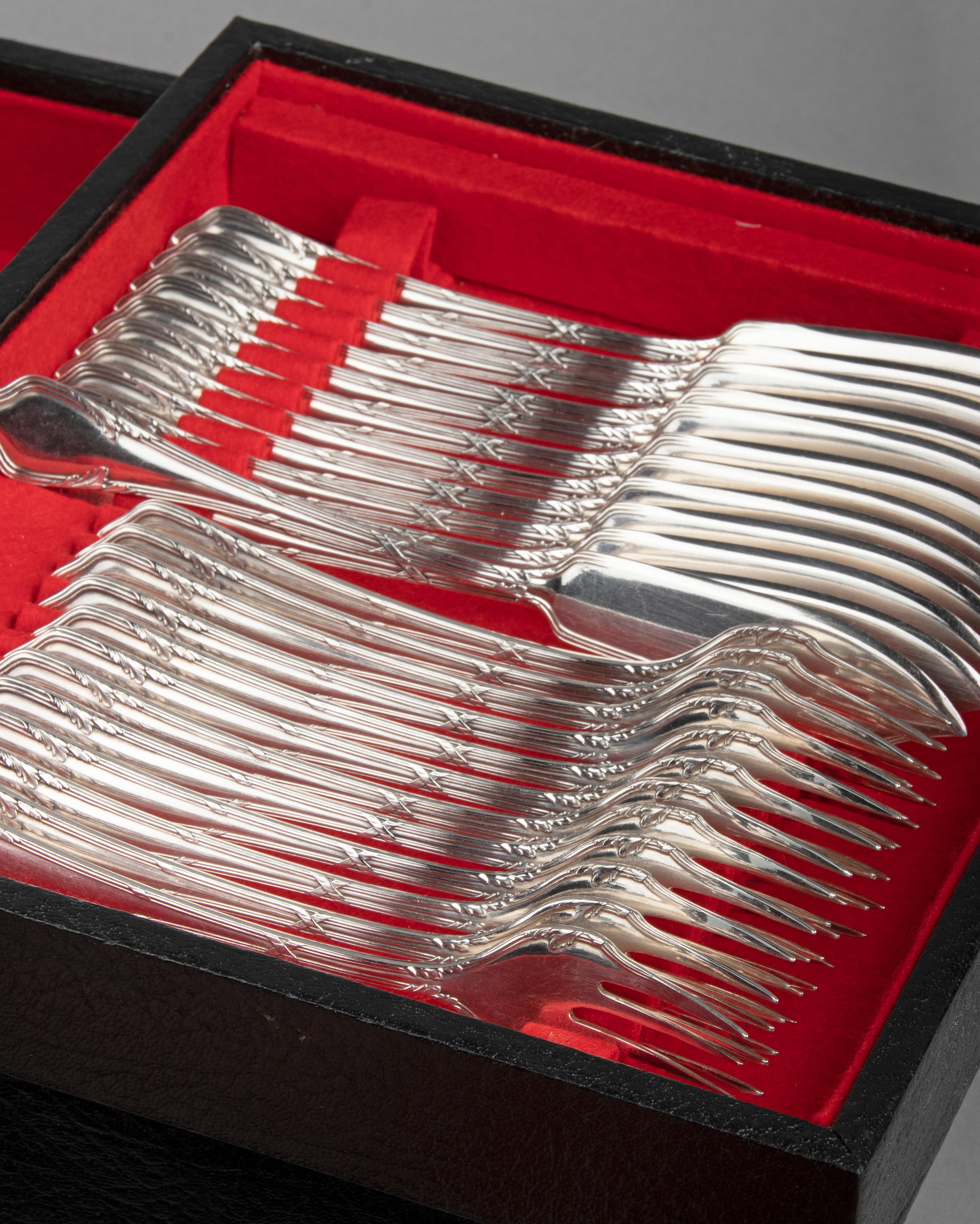 Early 20th Century 136-Piece Set of Silver Plated Flatware in Canteen made by Wellner For Sale