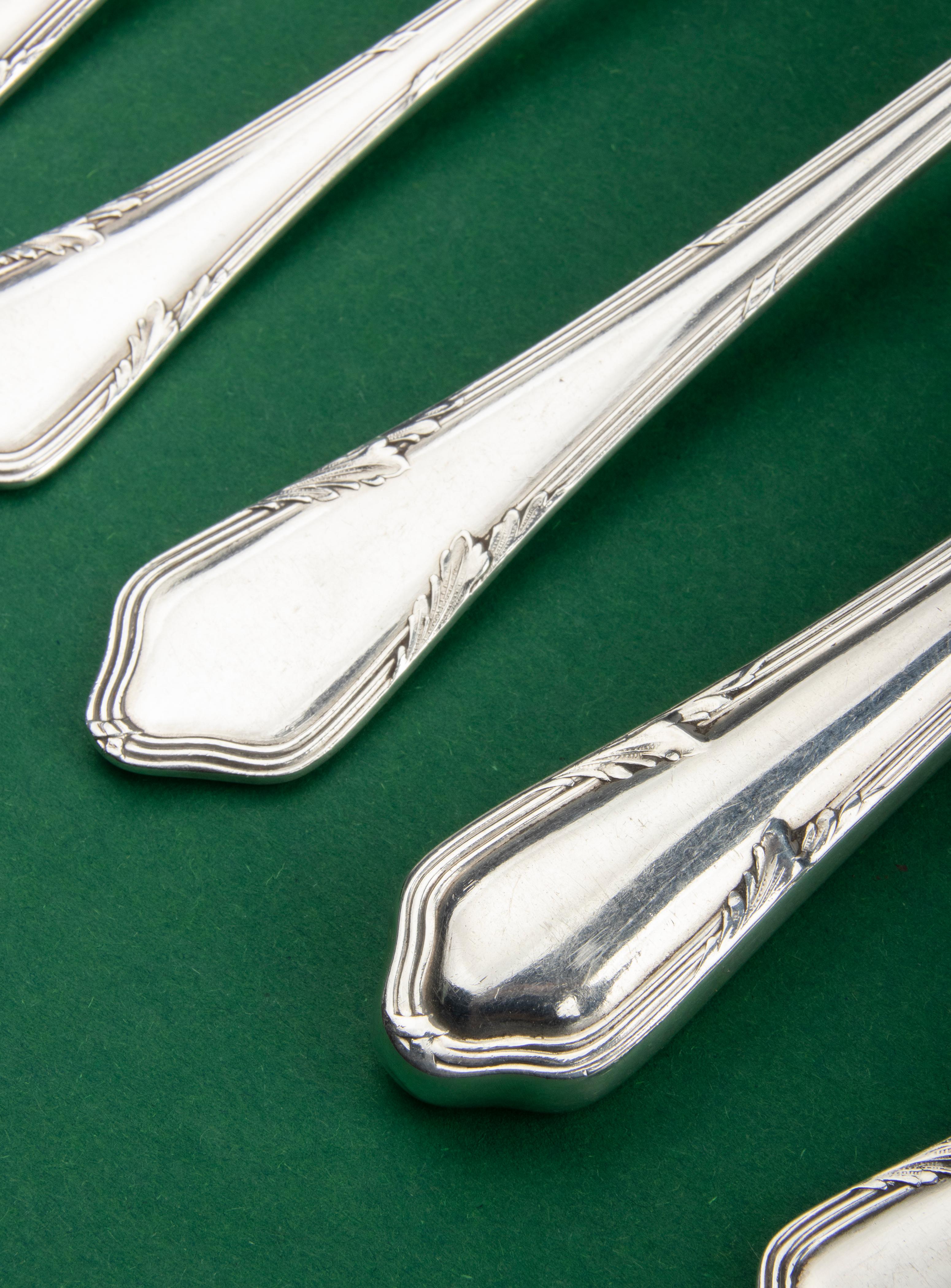 136-Piece Set of Silver Plated Flatware in Canteen made by Wellner For Sale 4