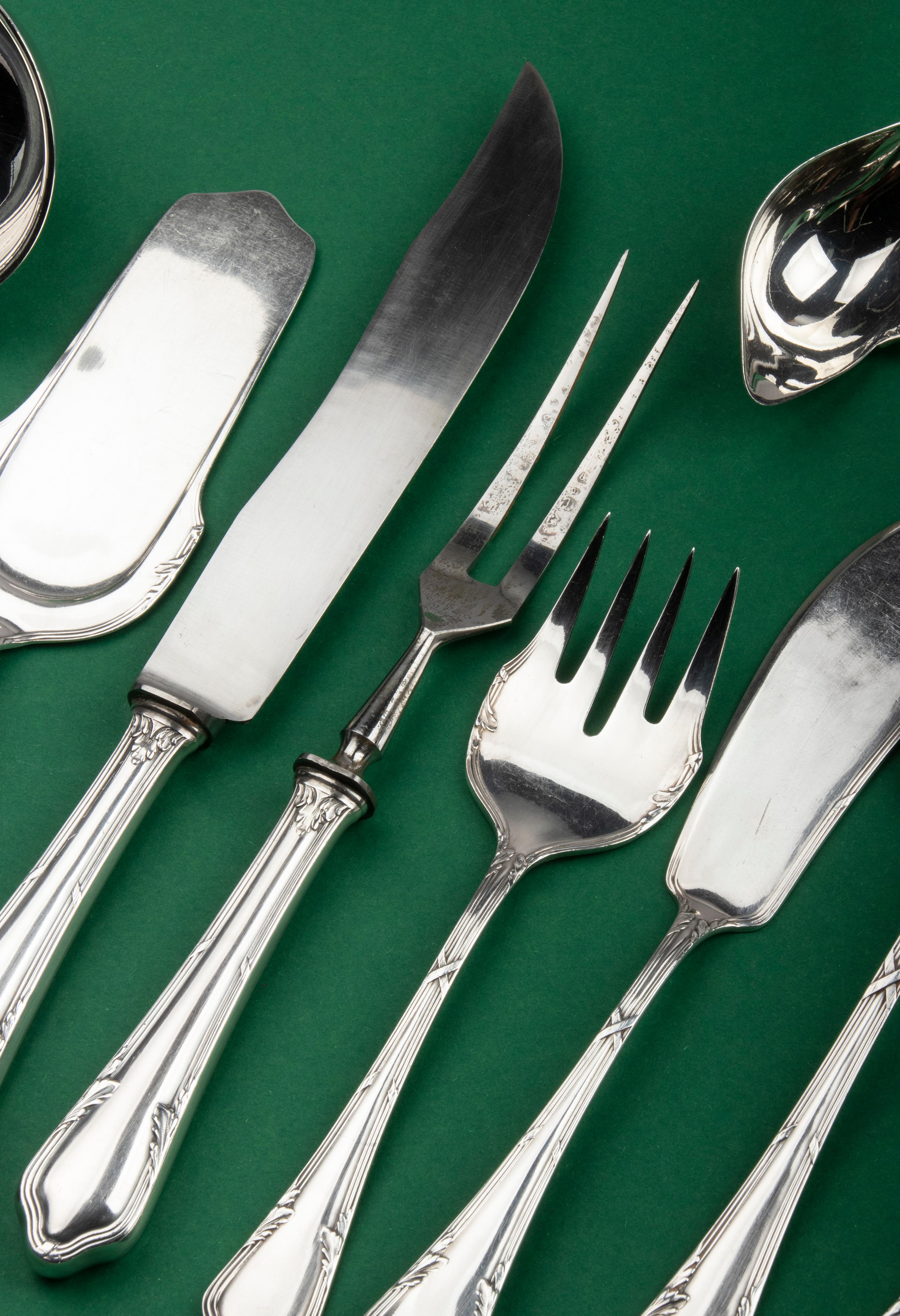 136-Piece Set of Silver Plated Flatware in Canteen made by Wellner For Sale 9