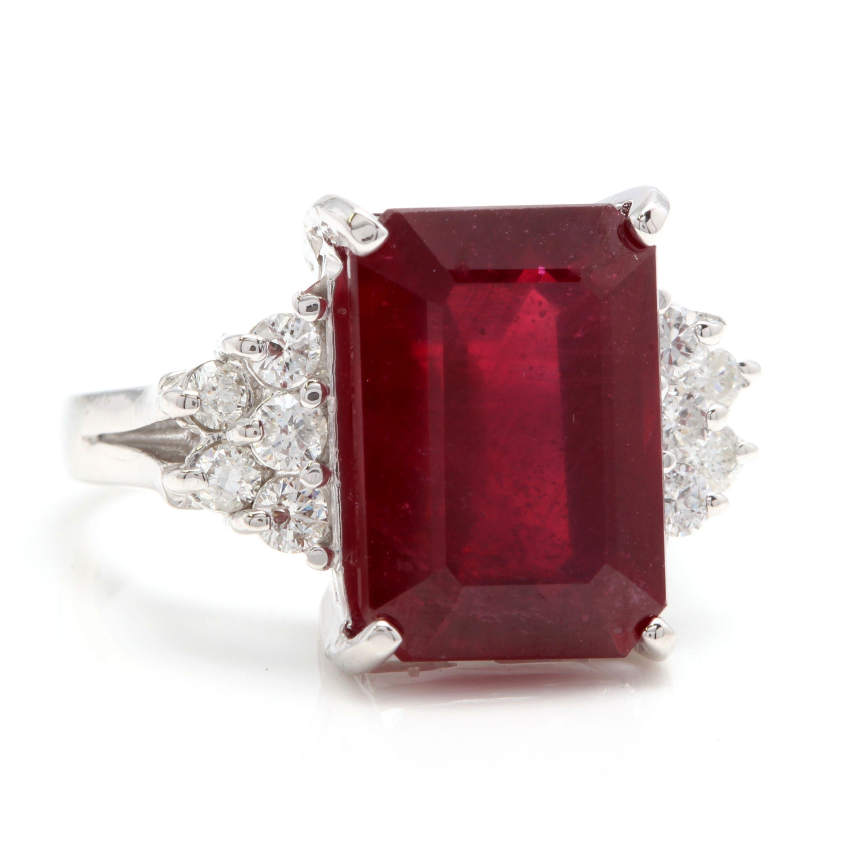 13.60 Karat Beeindruckender natürlicher roter Rubin und Diamant 14K Weißgold Ring

Das Gesamtgewicht des roten Rubins beträgt ca. 13,00 Karat

Rubin Maße: Ca. 13,00 x 11,00 mm

Rubin-Behandlung: Bleiglas-Füllung

Natürliche runde Diamanten Gewicht: