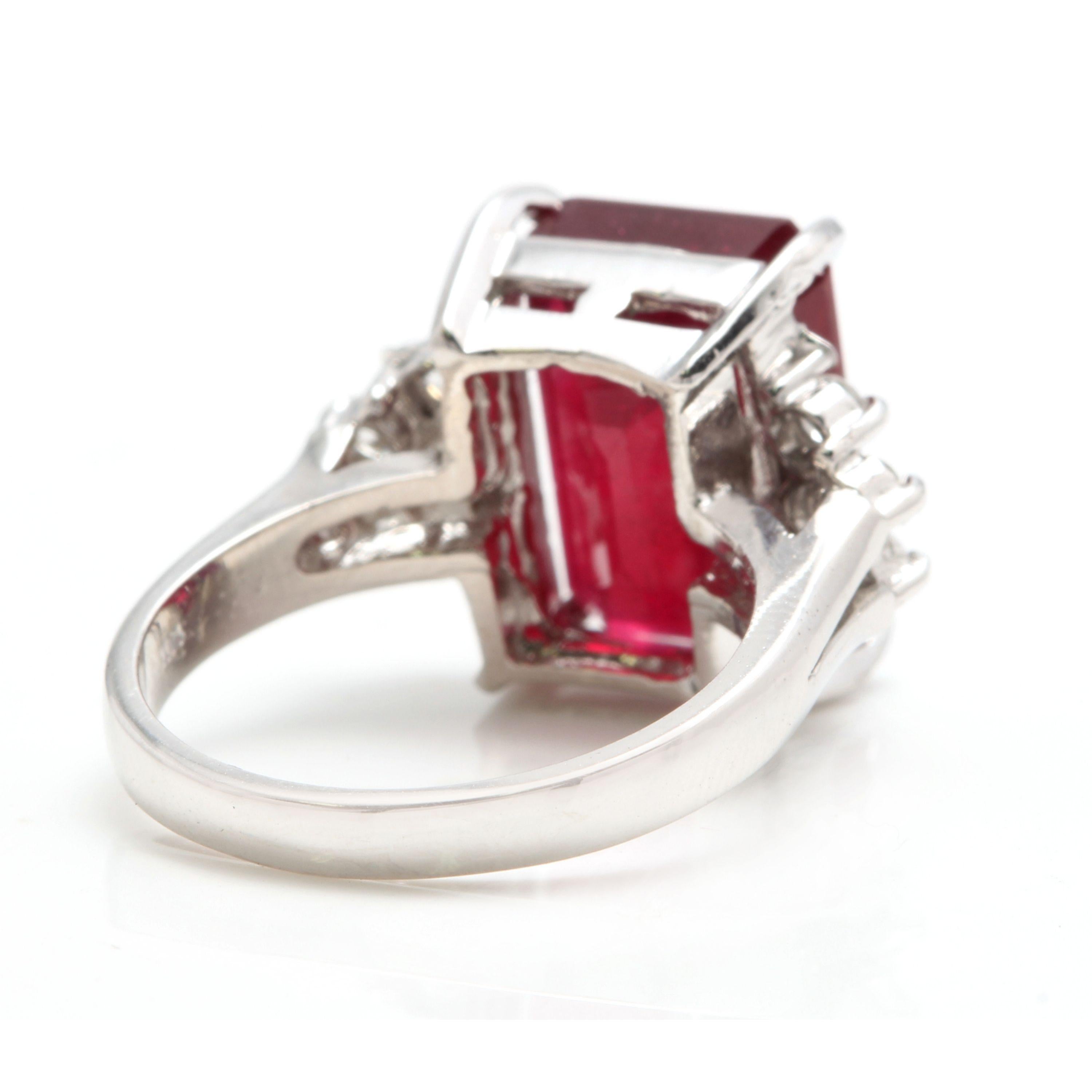 13,60 Karat beeindruckender natürlicher roter Rubin und Diamant 14 Karat Weißgold Ring im Zustand „Neu“ in Los Angeles, CA