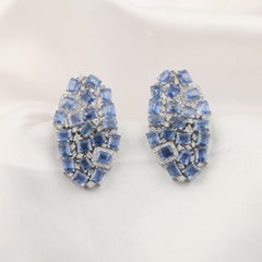 13,62 Karat natürlicher blauer Saphir, Mosaik, 1,05 Karat Diamantohrringe, 18 Karat Weißgold