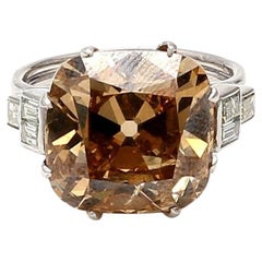 Anello da cocktail con diamante Plat da 13,63 carati con taglio a cuscino Fancy Deep Brown Yellow-G VS1