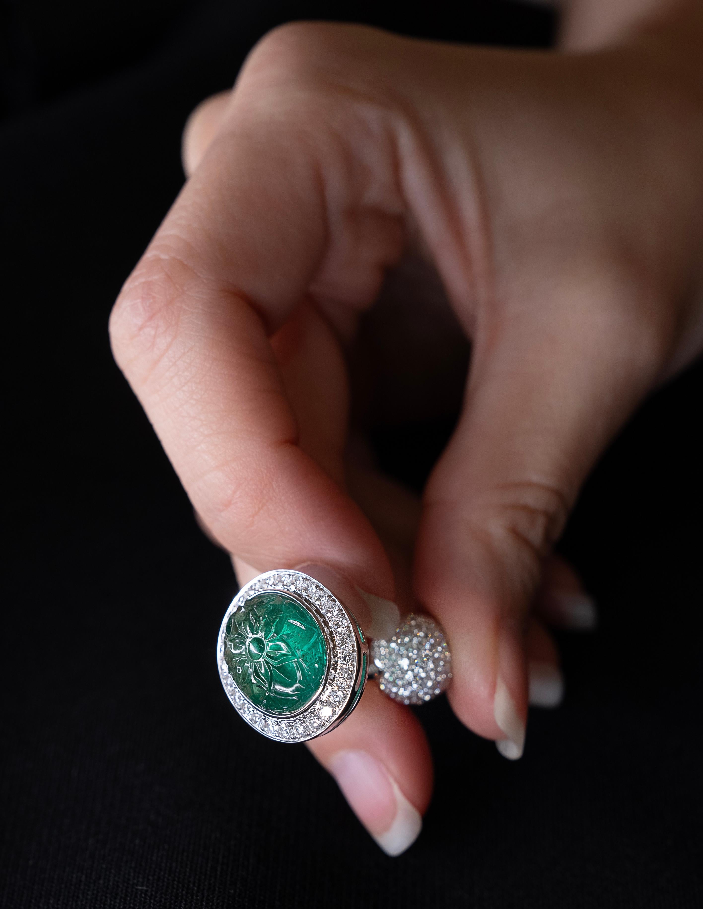 Si tratta di una magnifica coppia di Jewell convertibili. Al centro di ogni pezzo si trova un sostanzioso smeraldo ovale intagliato che mostra un colore verde intenso e una superficie unica e lucidissima. Il motivo intagliato conferisce allo