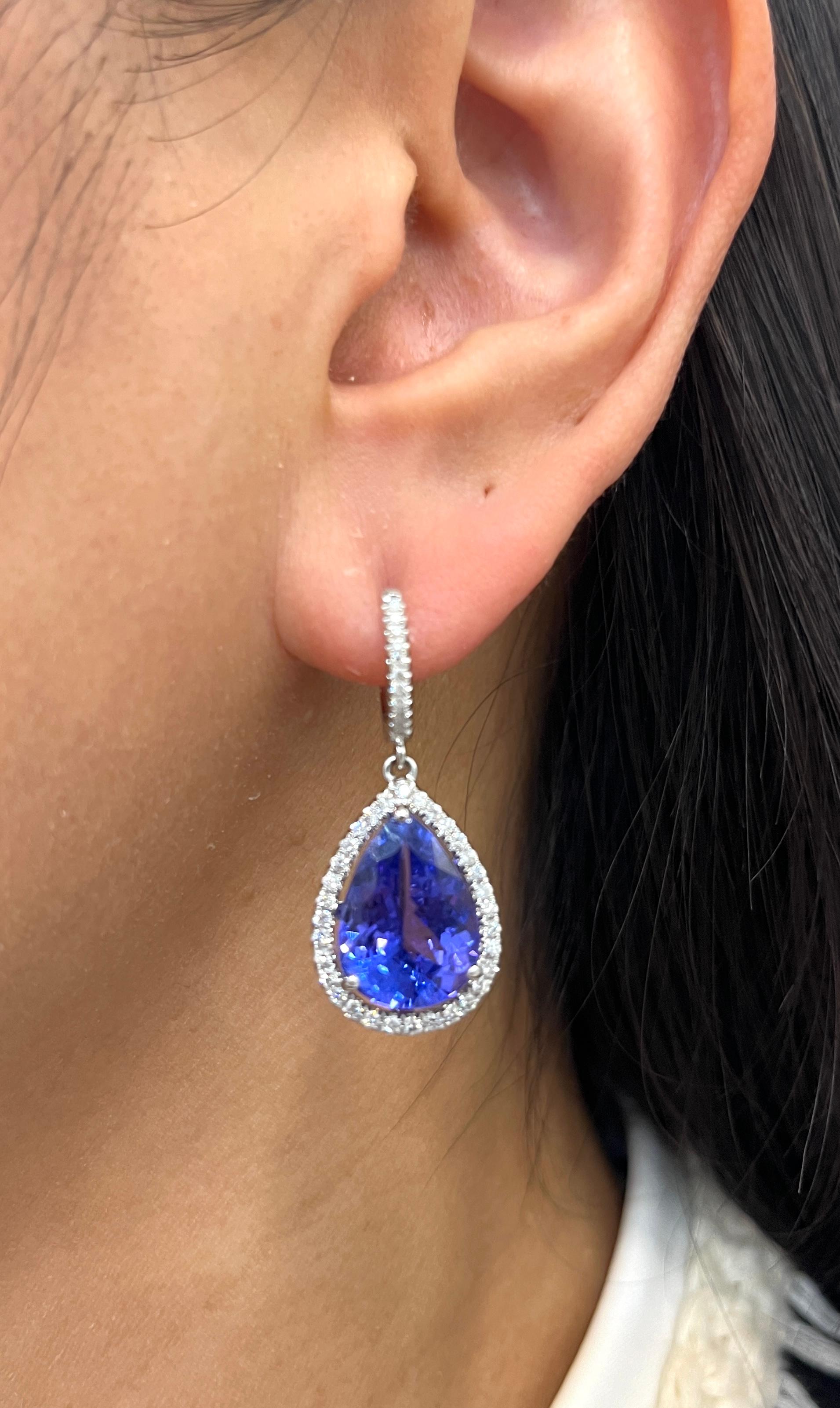 Questi orecchini con tanzanite naturale da 12,65 carati sono un'ottima aggiunta a qualsiasi guardaroba. Incastonati in oro bianco 18 carati, hanno 0,98 carati di diamanti che circondano la pietra. Sono un must have per ogni fashionista.
