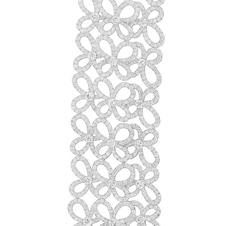 Realizzato in radioso oro bianco 18 carati, questo squisito bracciale con diamanti dal design a farfalla incarna eleganza e grazia. Ogni delicata farfalla è meticolosamente incastonata con diamanti. Realizzato in luminoso oro bianco 18 carati,