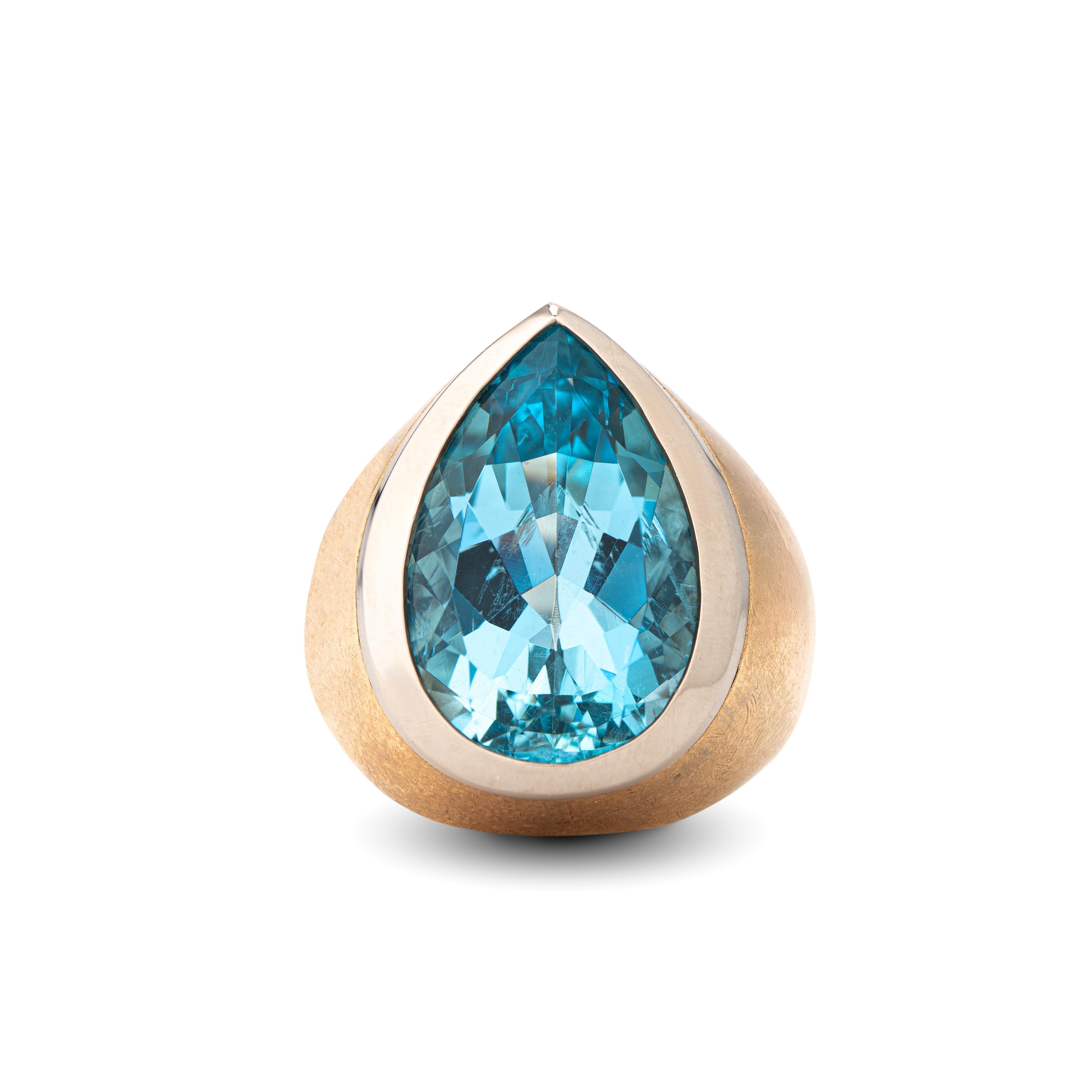 Questo splendido anello è un pezzo forte! La radiosa acquamarina da 13,65 carati di qualità eccezionale è incastonata nell'oro bianco da 18 carati e incastonata nell'anello di bronzo.
Il design insolito e affascinante è tipico dei gioielli