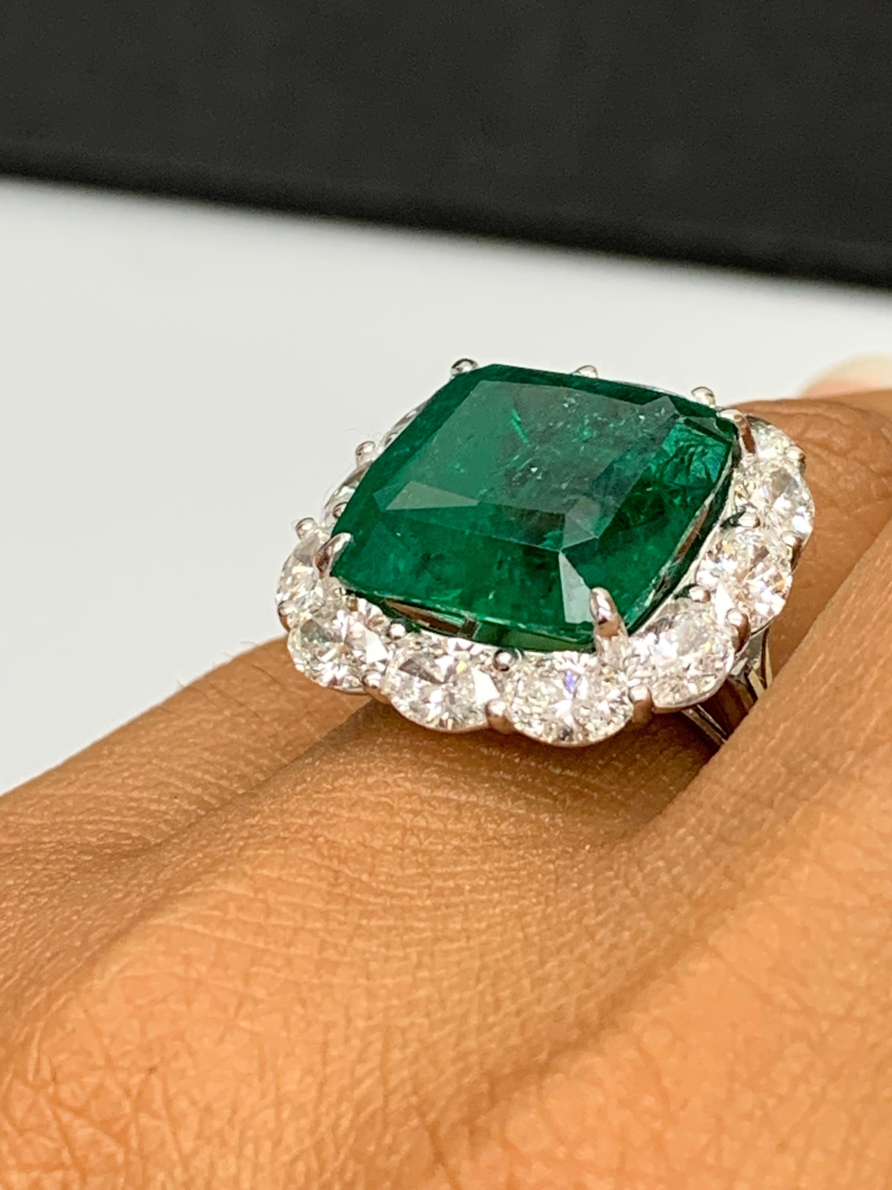 Bague de fiançailles en platine de 13,65 carats avec diamant émeraude taillé en coussin en vente 6