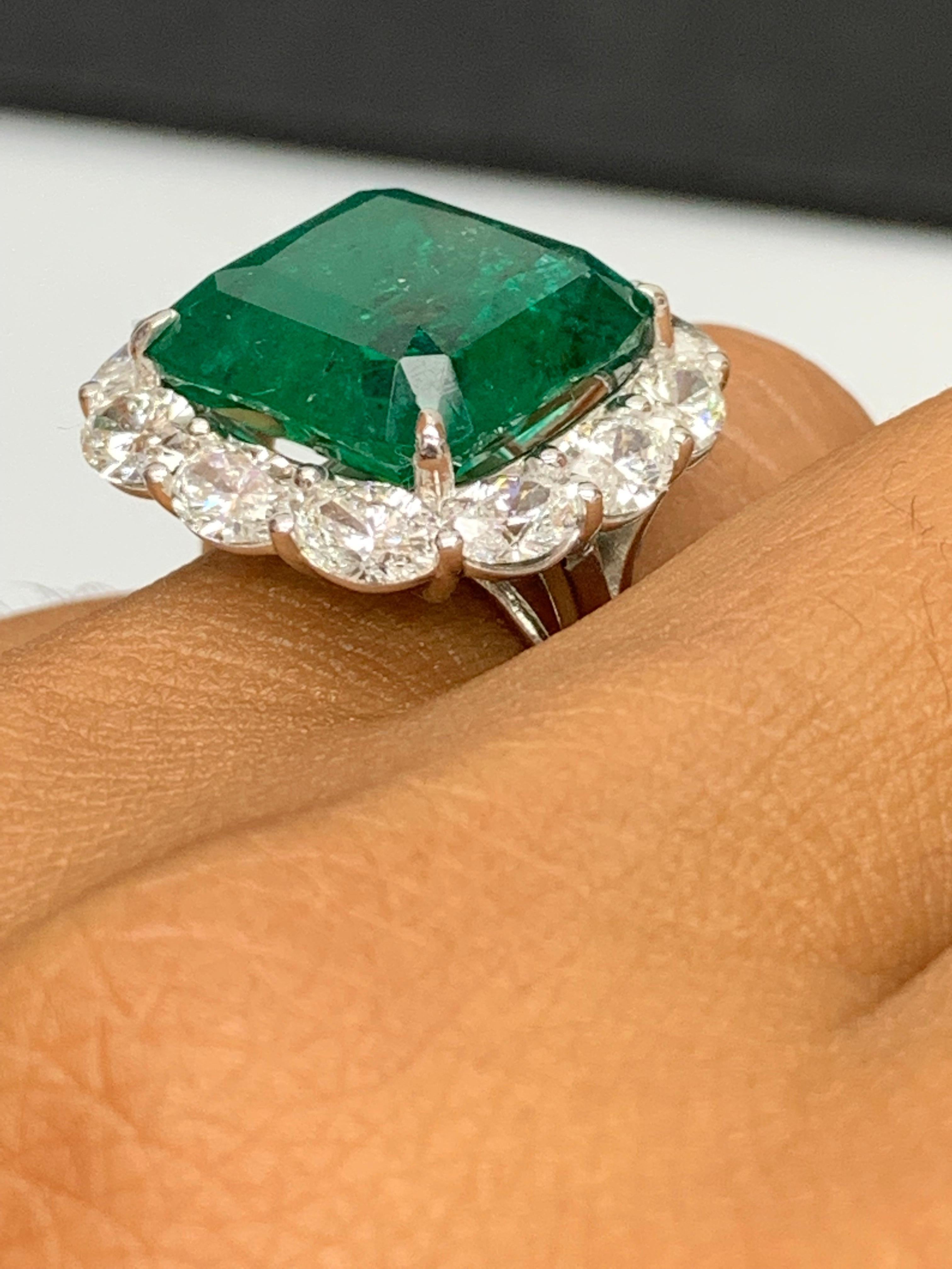 Bague de fiançailles en platine de 13,65 carats avec diamant émeraude taillé en coussin en vente 7