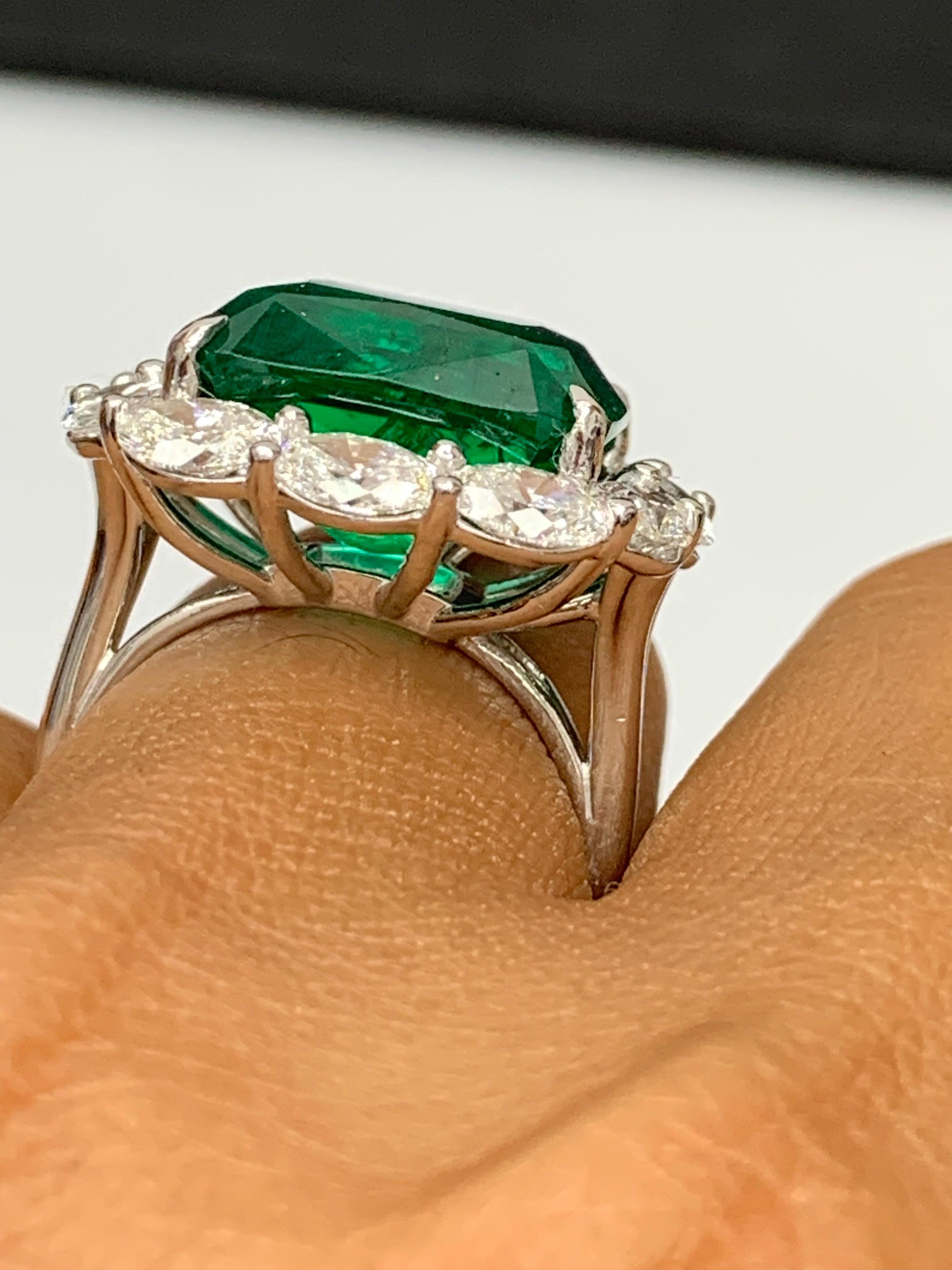 Bague de fiançailles en platine de 13,65 carats avec diamant émeraude taillé en coussin en vente 8