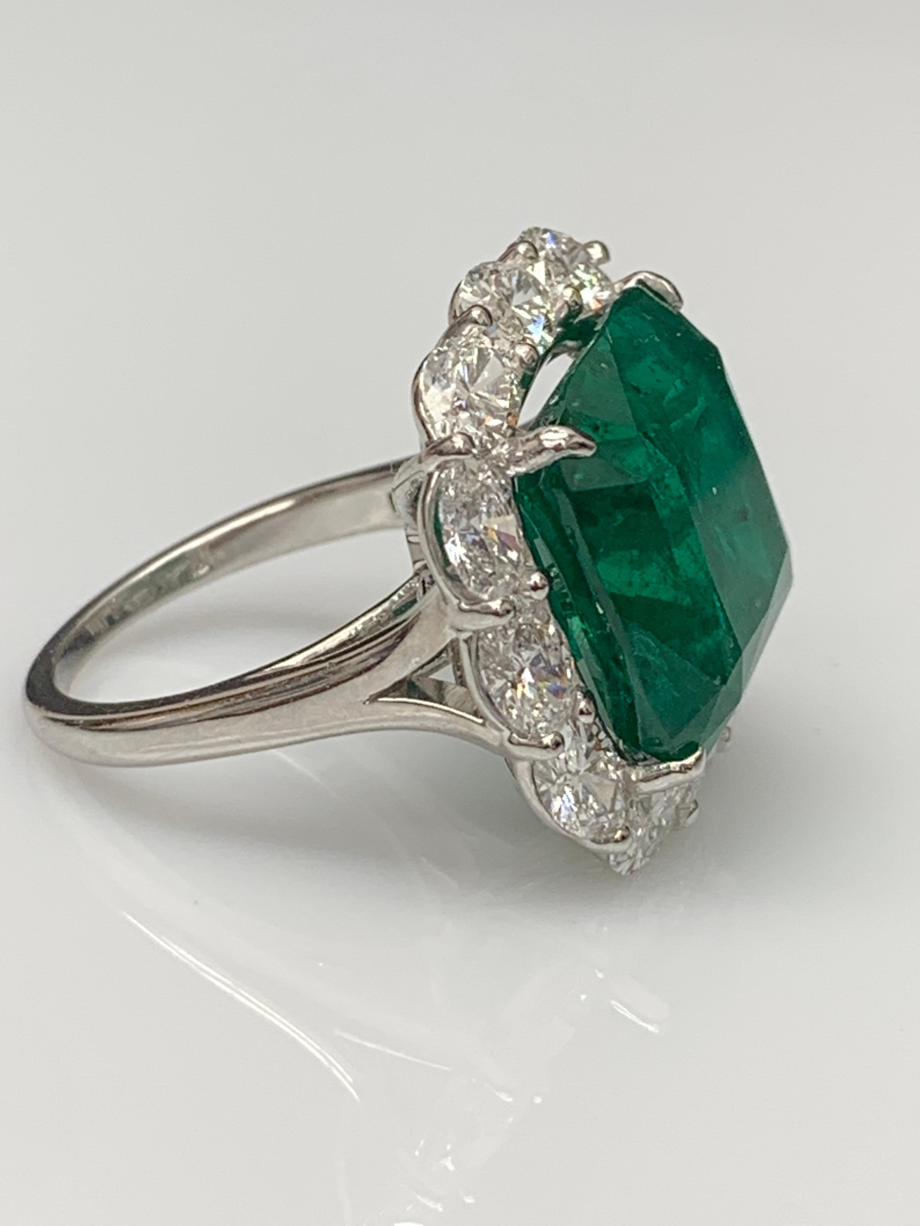 Bague de fiançailles en platine de 13,65 carats avec diamant émeraude taillé en coussin en vente 9