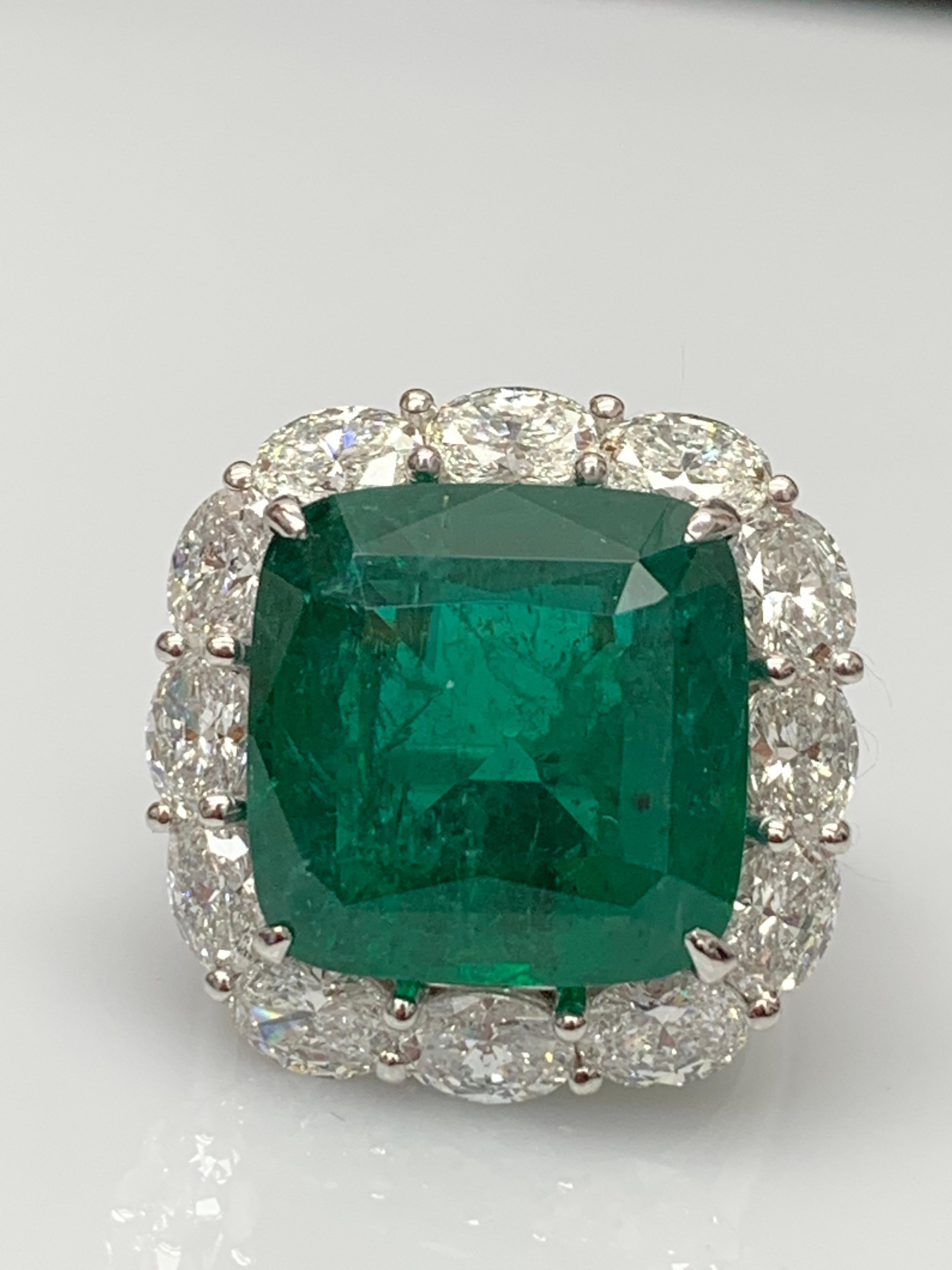 Bague de fiançailles en platine de 13,65 carats avec diamant émeraude taillé en coussin en vente 10