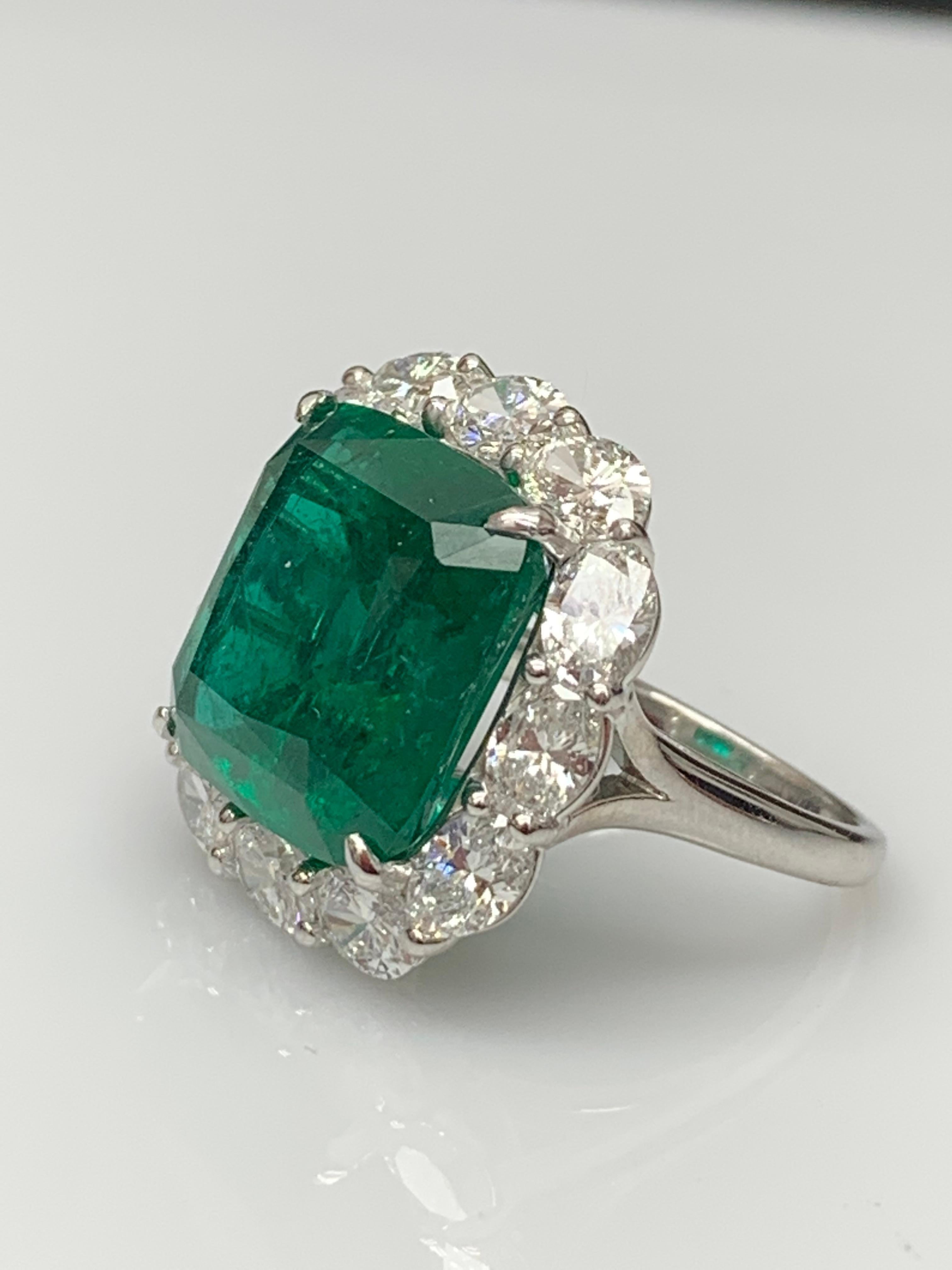 Bague de fiançailles en platine de 13,65 carats avec diamant émeraude taillé en coussin en vente 11