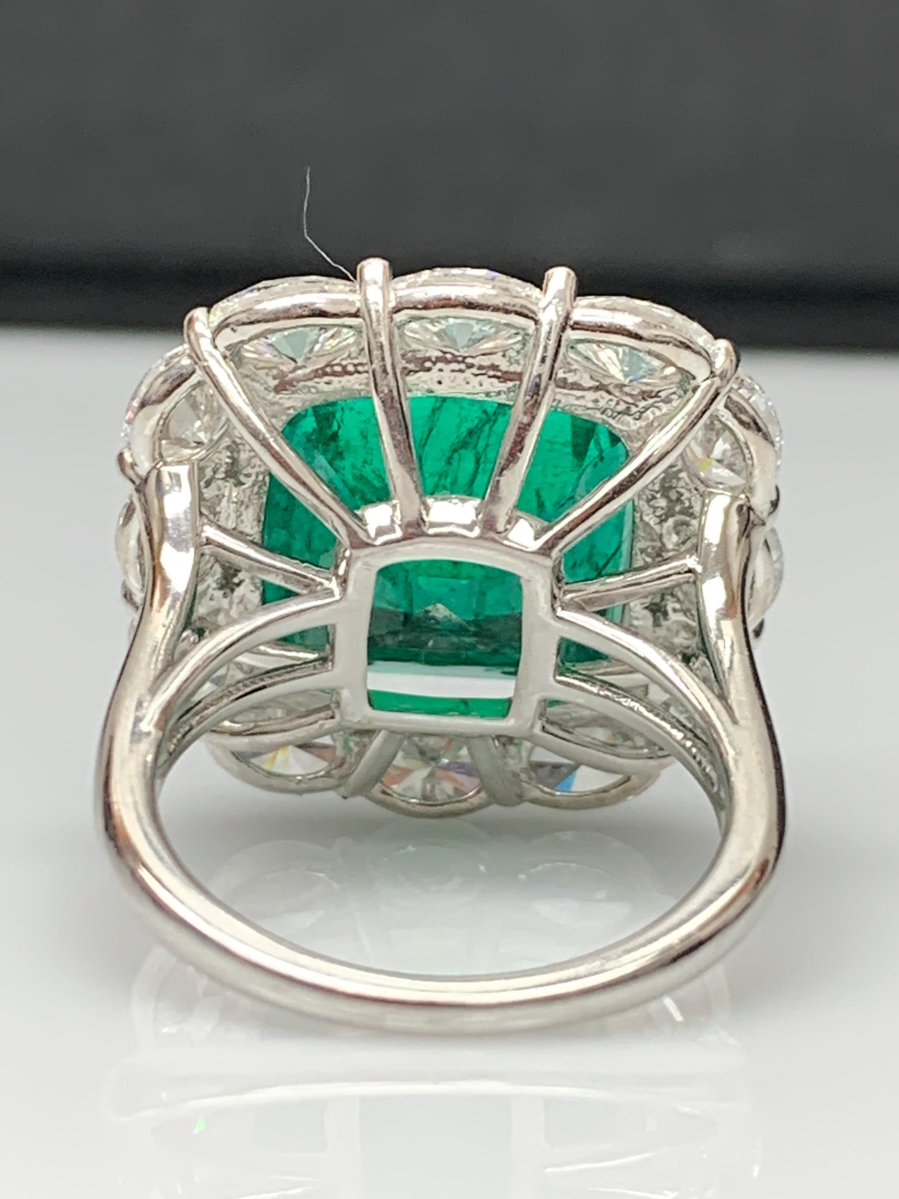 Bague de fiançailles en platine de 13,65 carats avec diamant émeraude taillé en coussin en vente 12