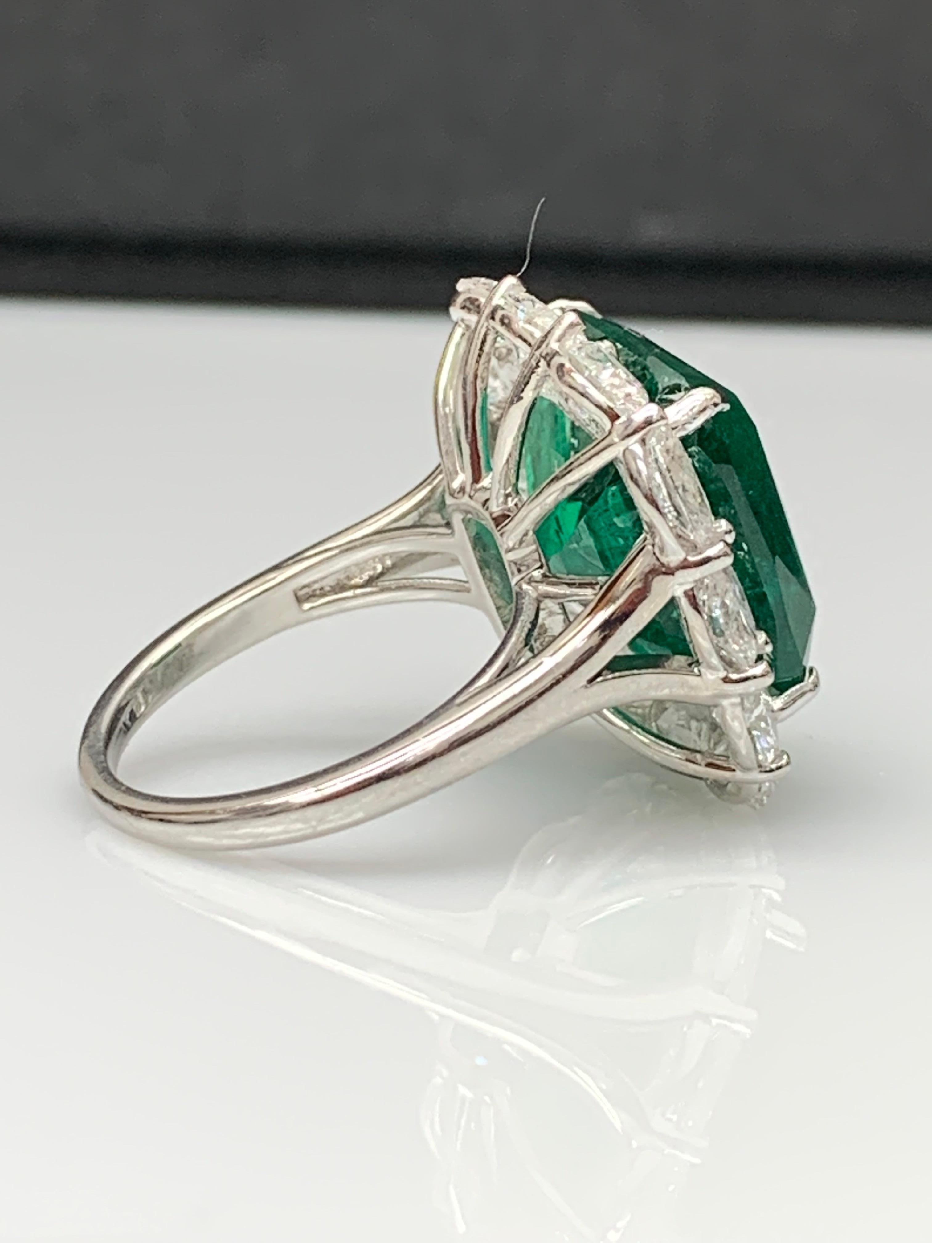 Bague de fiançailles en platine de 13,65 carats avec diamant émeraude taillé en coussin en vente 13