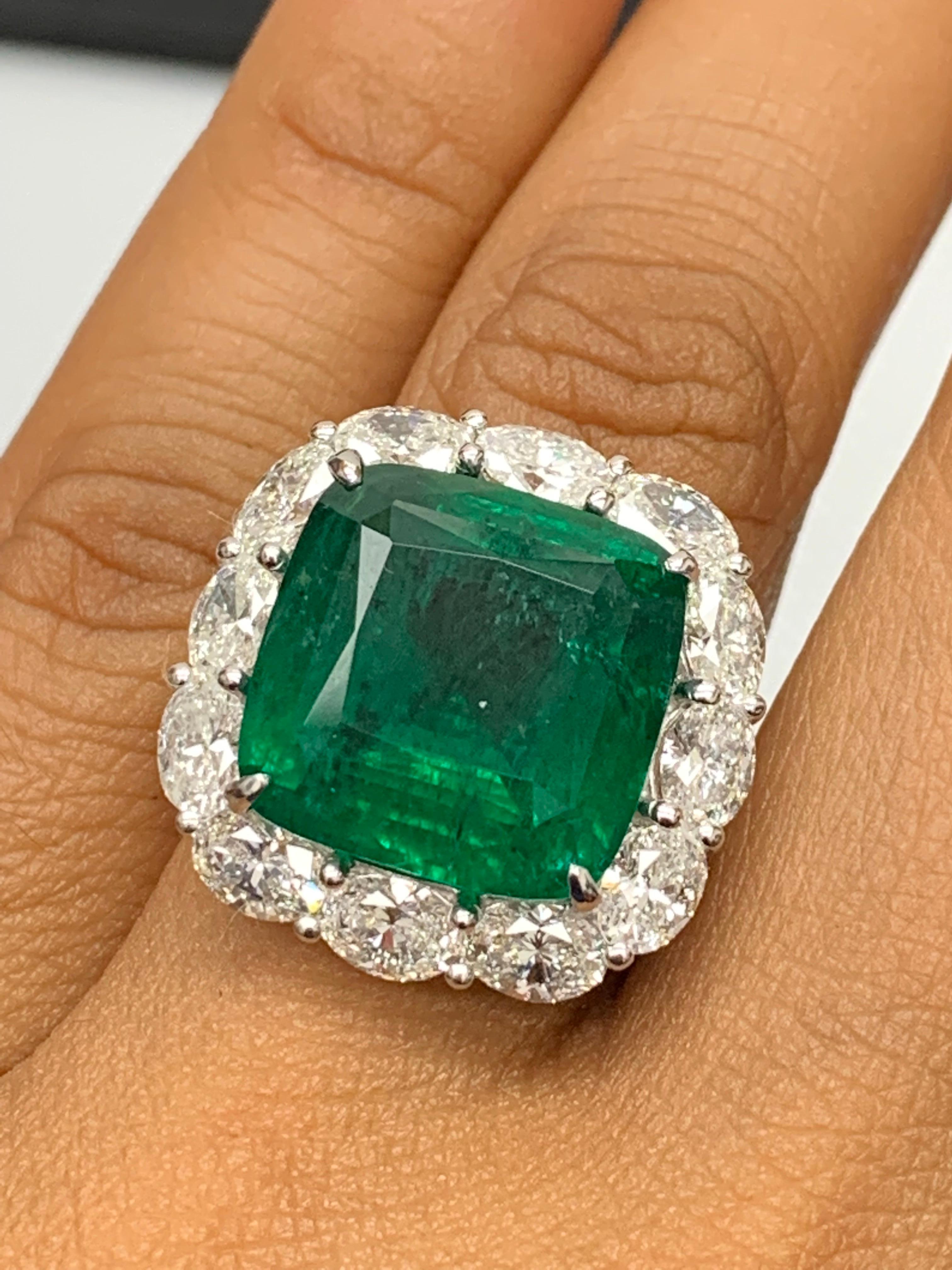 Moderne Bague de fiançailles en platine de 13,65 carats avec diamant émeraude taillé en coussin en vente