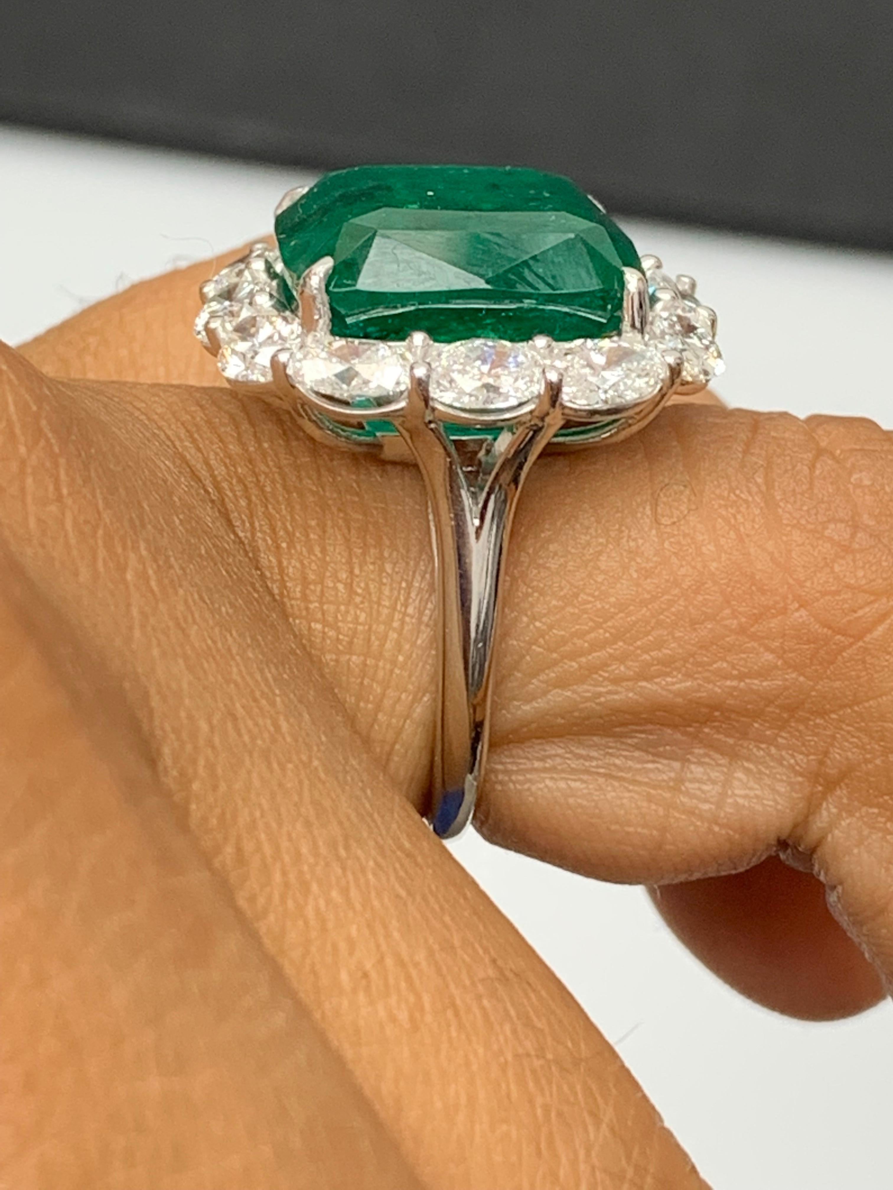 Taille coussin Bague de fiançailles en platine de 13,65 carats avec diamant émeraude taillé en coussin en vente