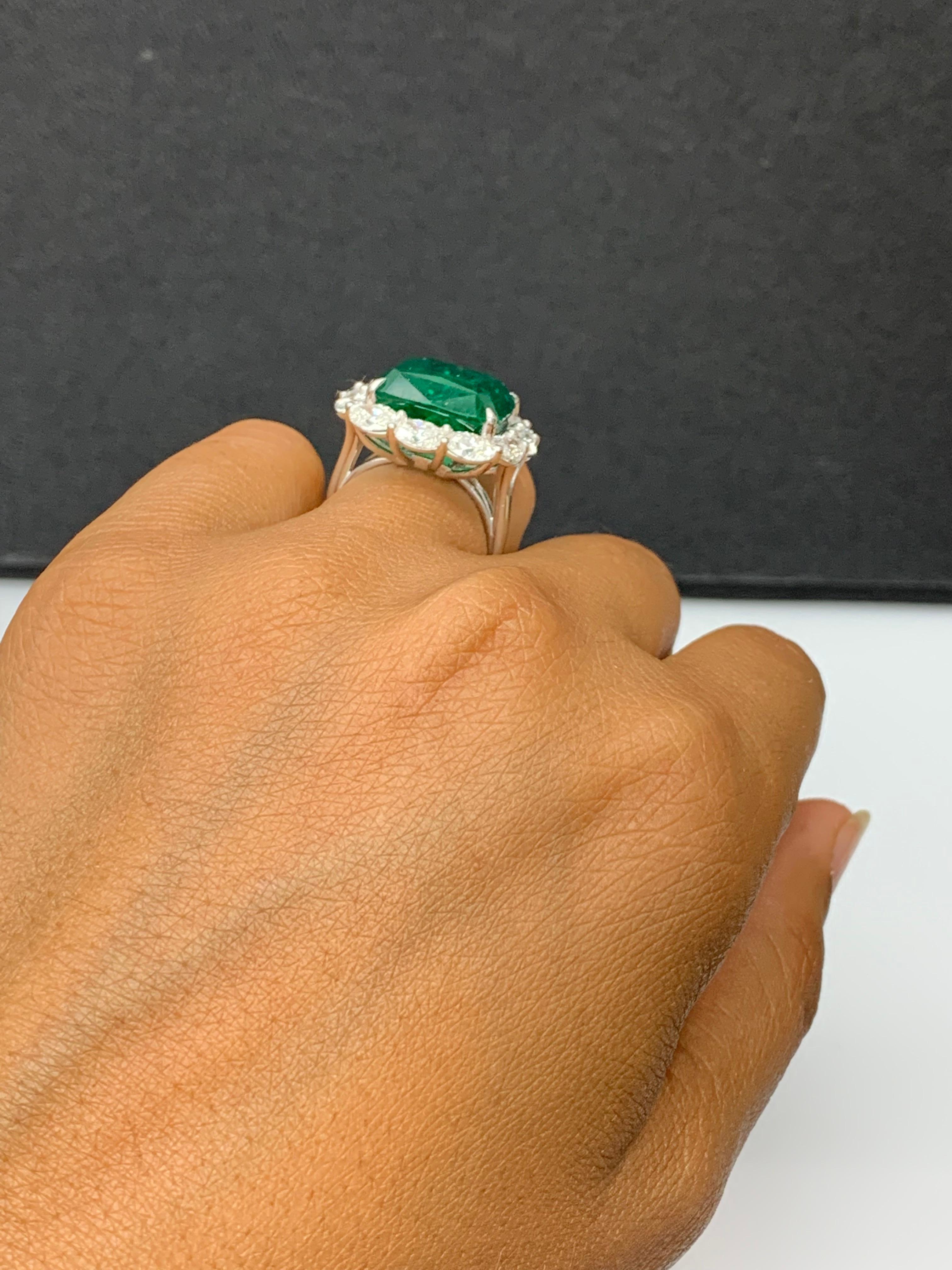 Bague de fiançailles en platine de 13,65 carats avec diamant émeraude taillé en coussin en vente 2