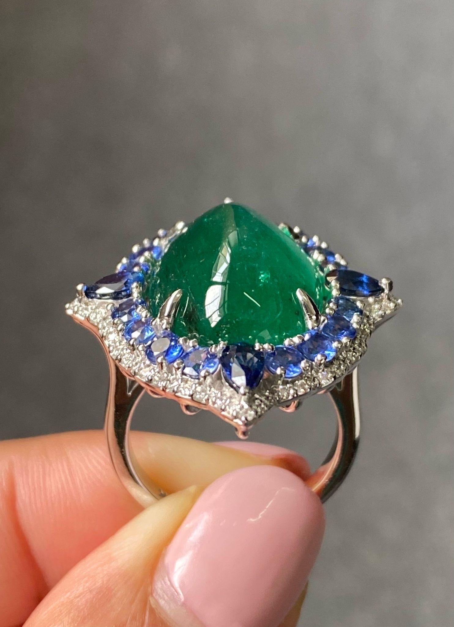 Art déco Bague cocktail émeraude pain de sucre de 13,65 carats sur et saphir bleu en vente