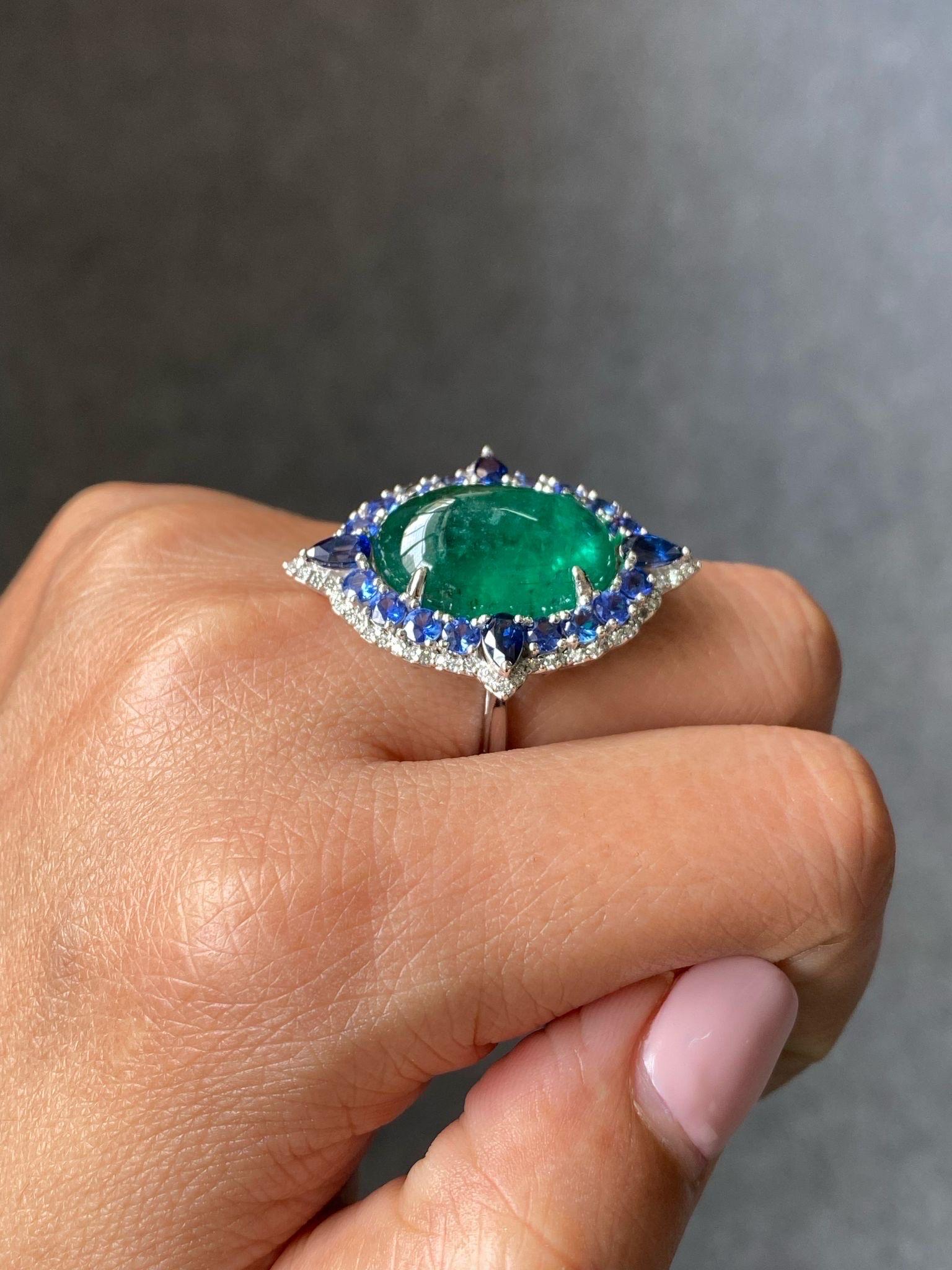 Taille cabochon « sugarloaf » Bague cocktail émeraude pain de sucre de 13,65 carats sur et saphir bleu en vente