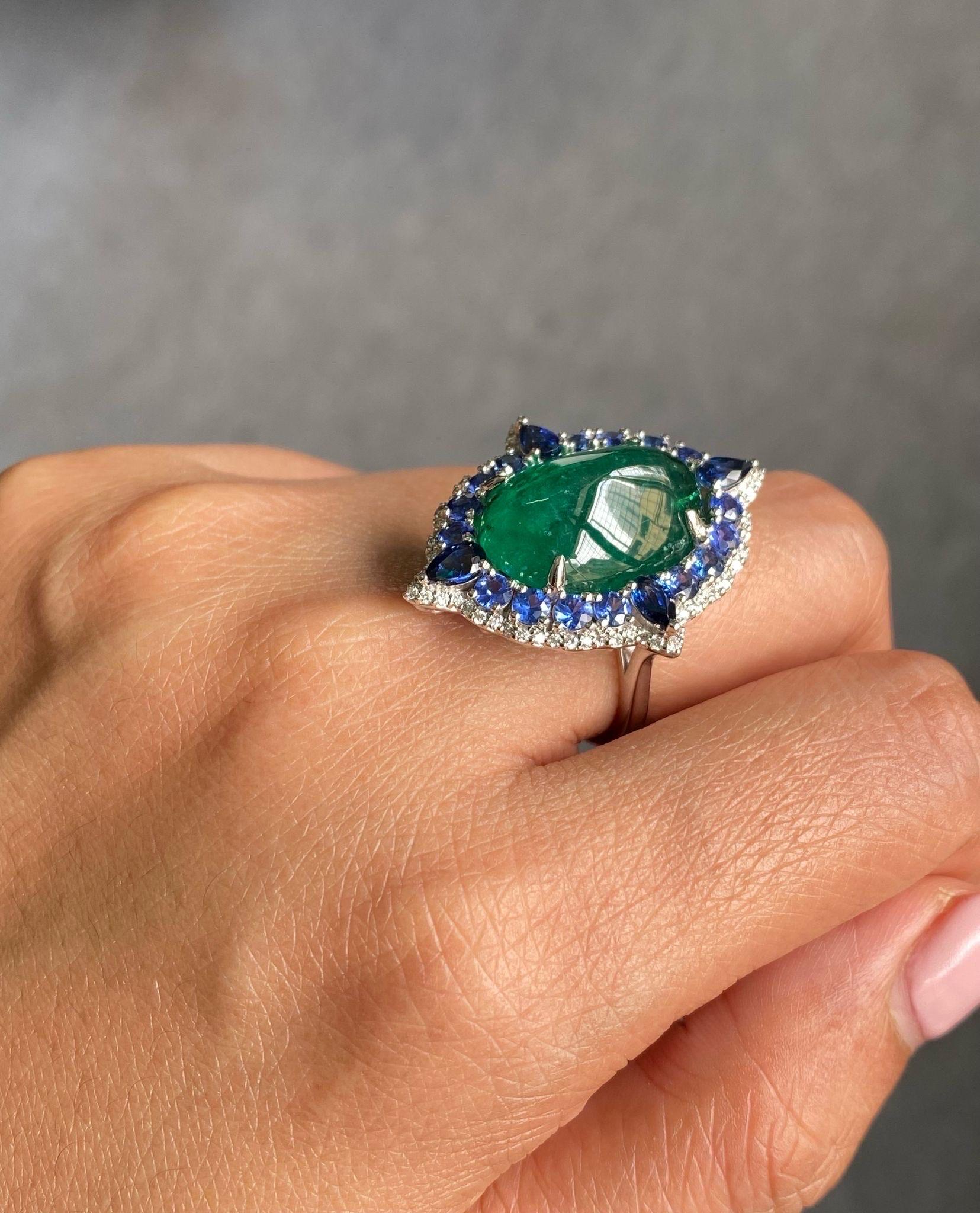Bague cocktail émeraude pain de sucre de 13,65 carats sur et saphir bleu Neuf - En vente à Bangkok, Thailand