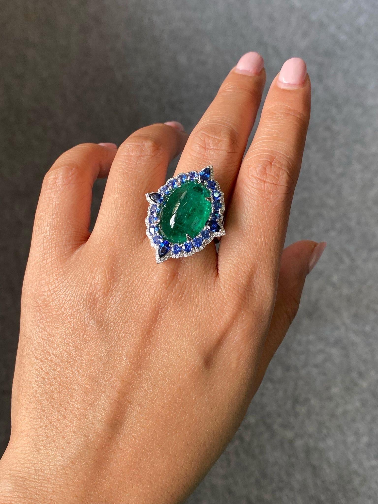 Bague cocktail émeraude pain de sucre de 13,65 carats sur et saphir bleu Unisexe en vente