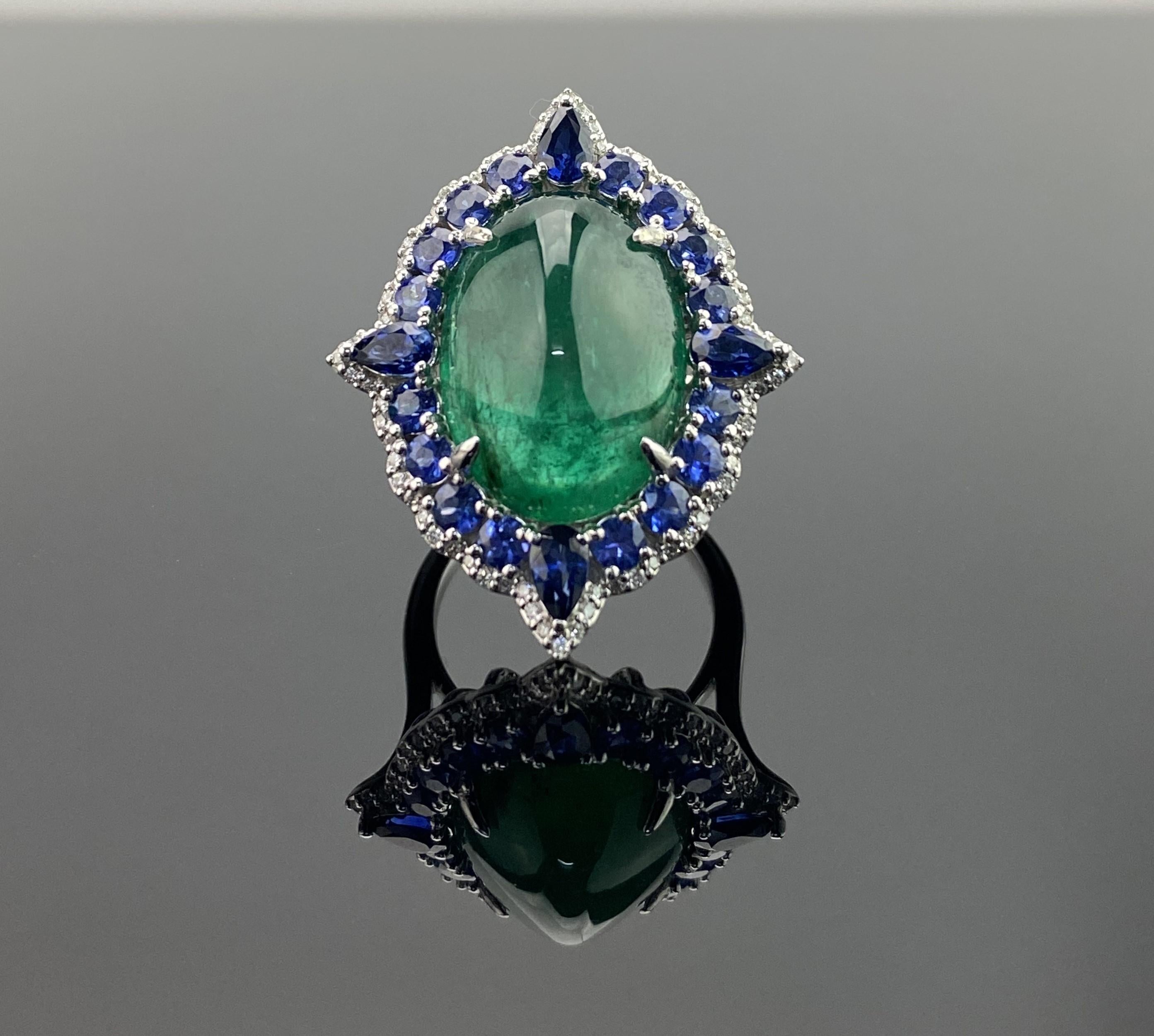 Cocktailring mit 13,65 Karat Smaragd im Zuckerhut-Schliff und blauem Saphir im Angebot 2