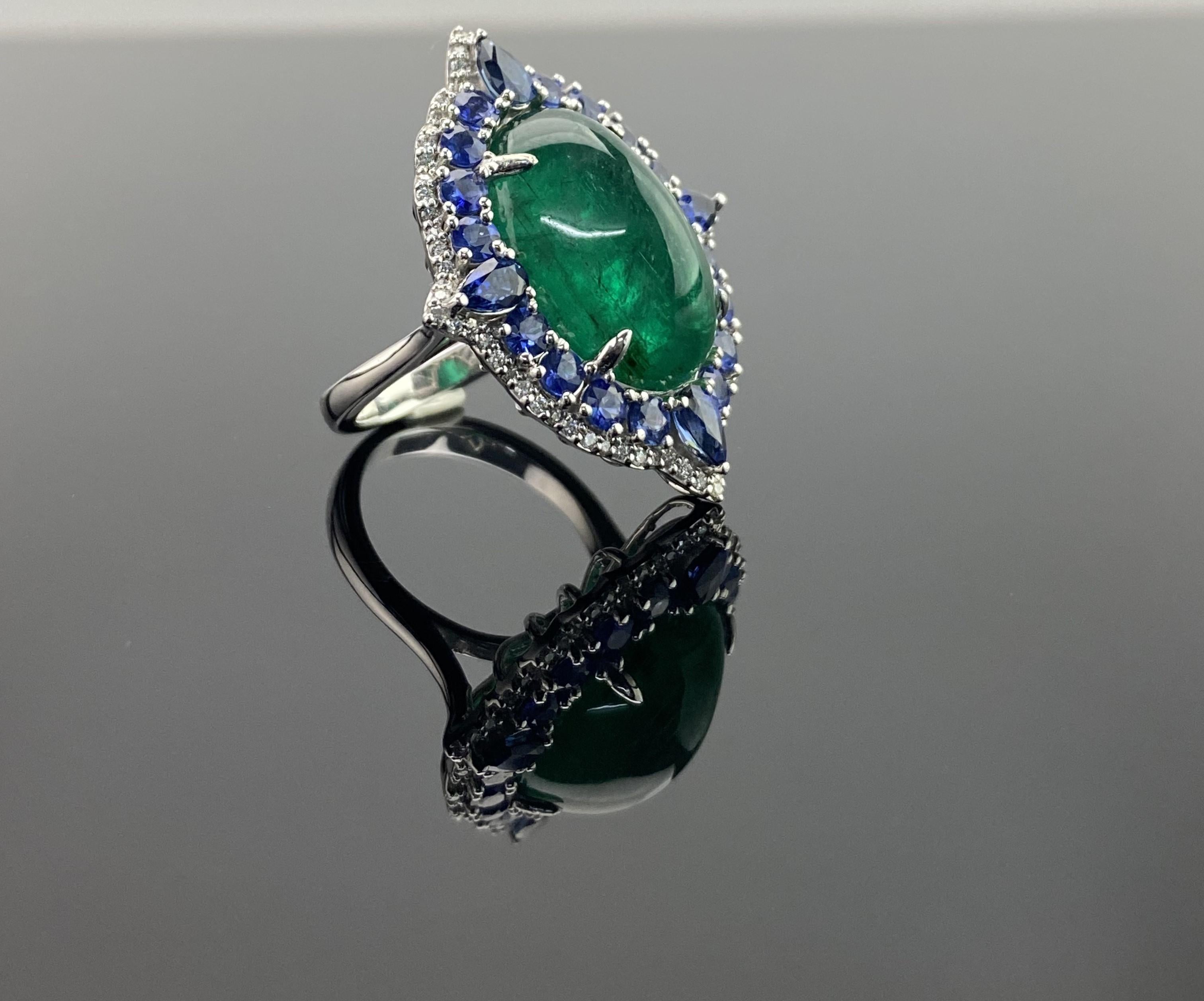 Cocktailring mit 13,65 Karat Smaragd im Zuckerhut-Schliff und blauem Saphir im Angebot 3