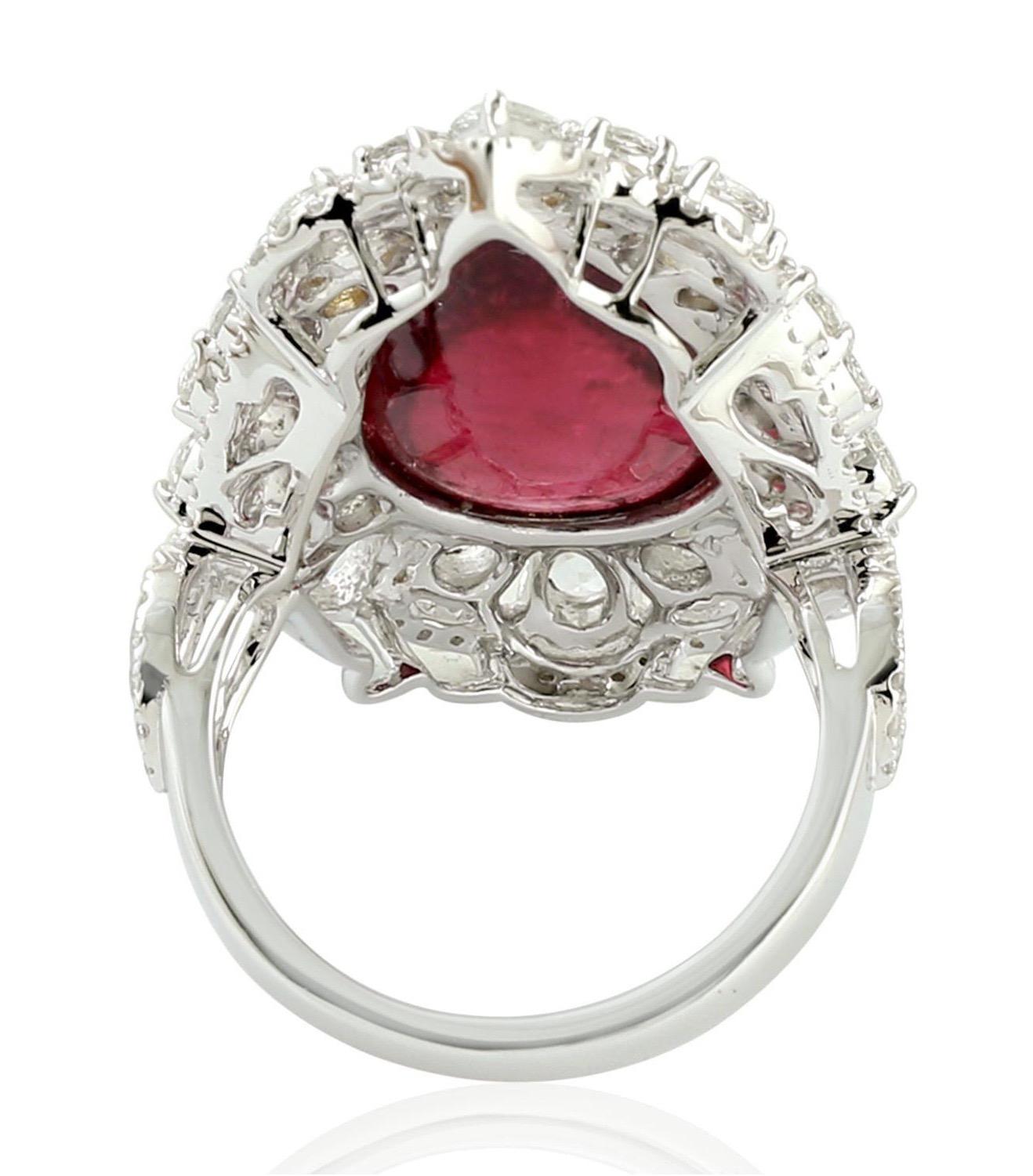 Taille cabochon Bague cocktail en or 14 carats avec rubélite de 13,65 carats et diamants en vente