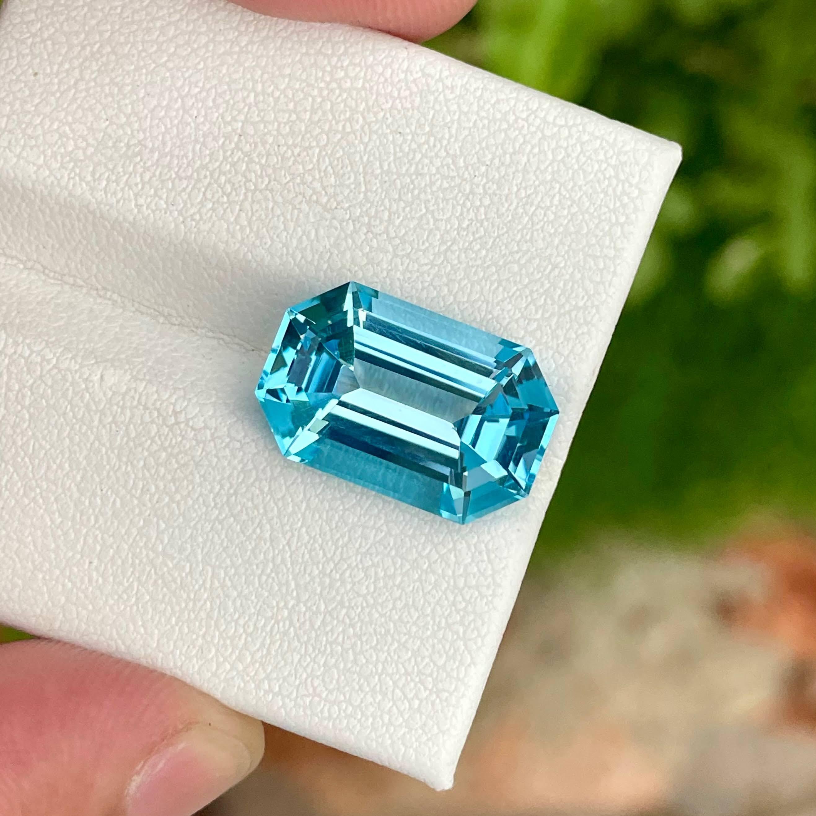Modern 13.65 Carats Loose Blue Topaz Stone Emerald Cut Natural African Gemstone For Sale